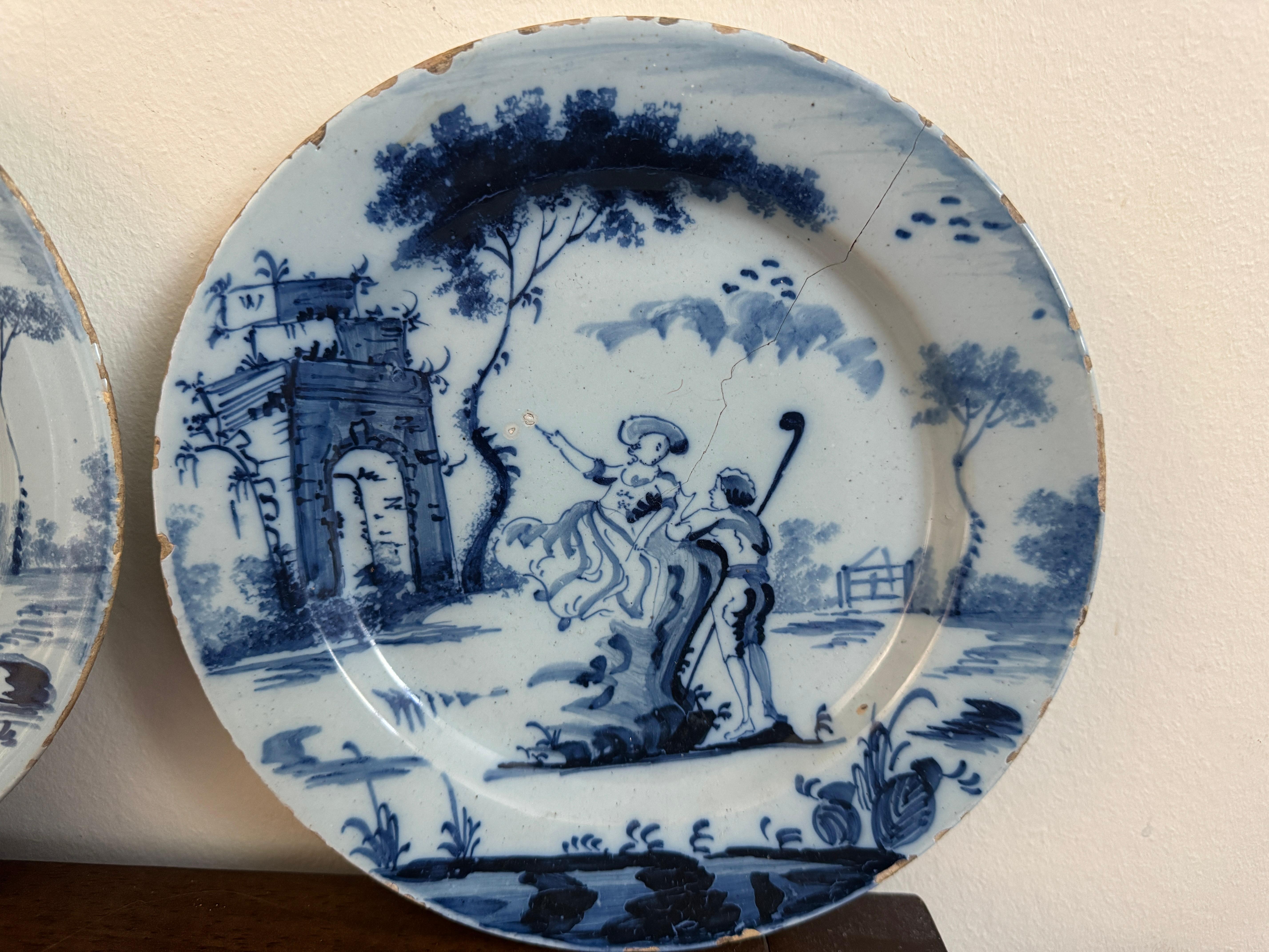 Pareja de platos ingleses de Delft azules y blancos del siglo XVIII Inglés en venta