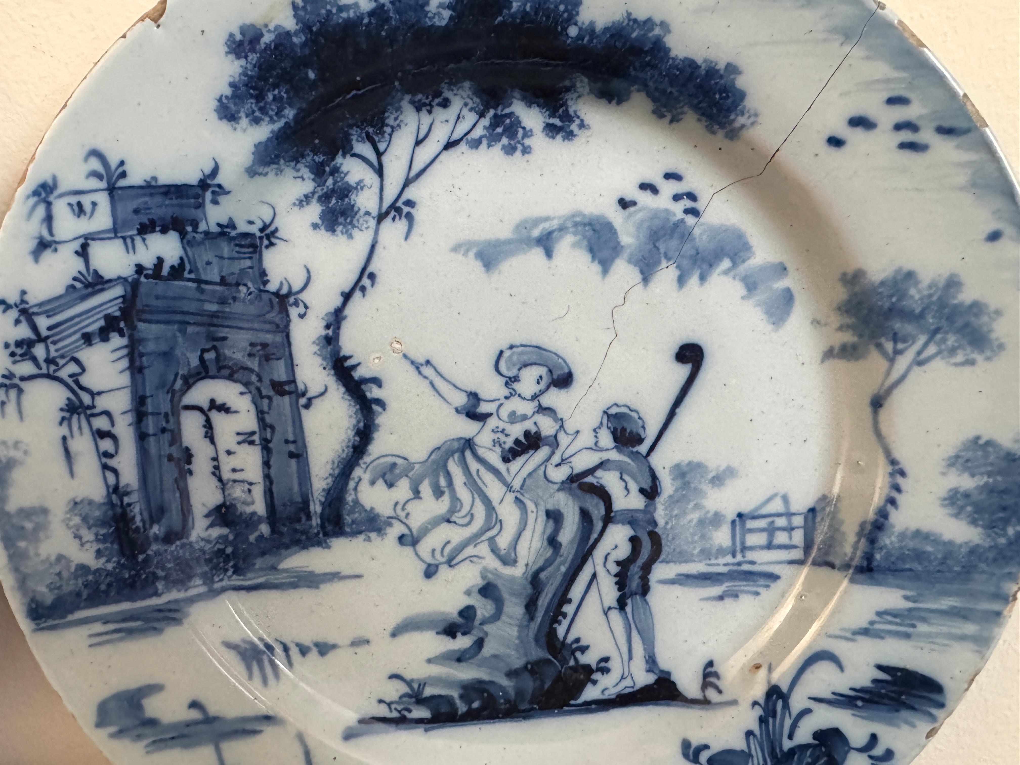 Pareja de platos ingleses de Delft azules y blancos del siglo XVIII Pintado a mano en venta