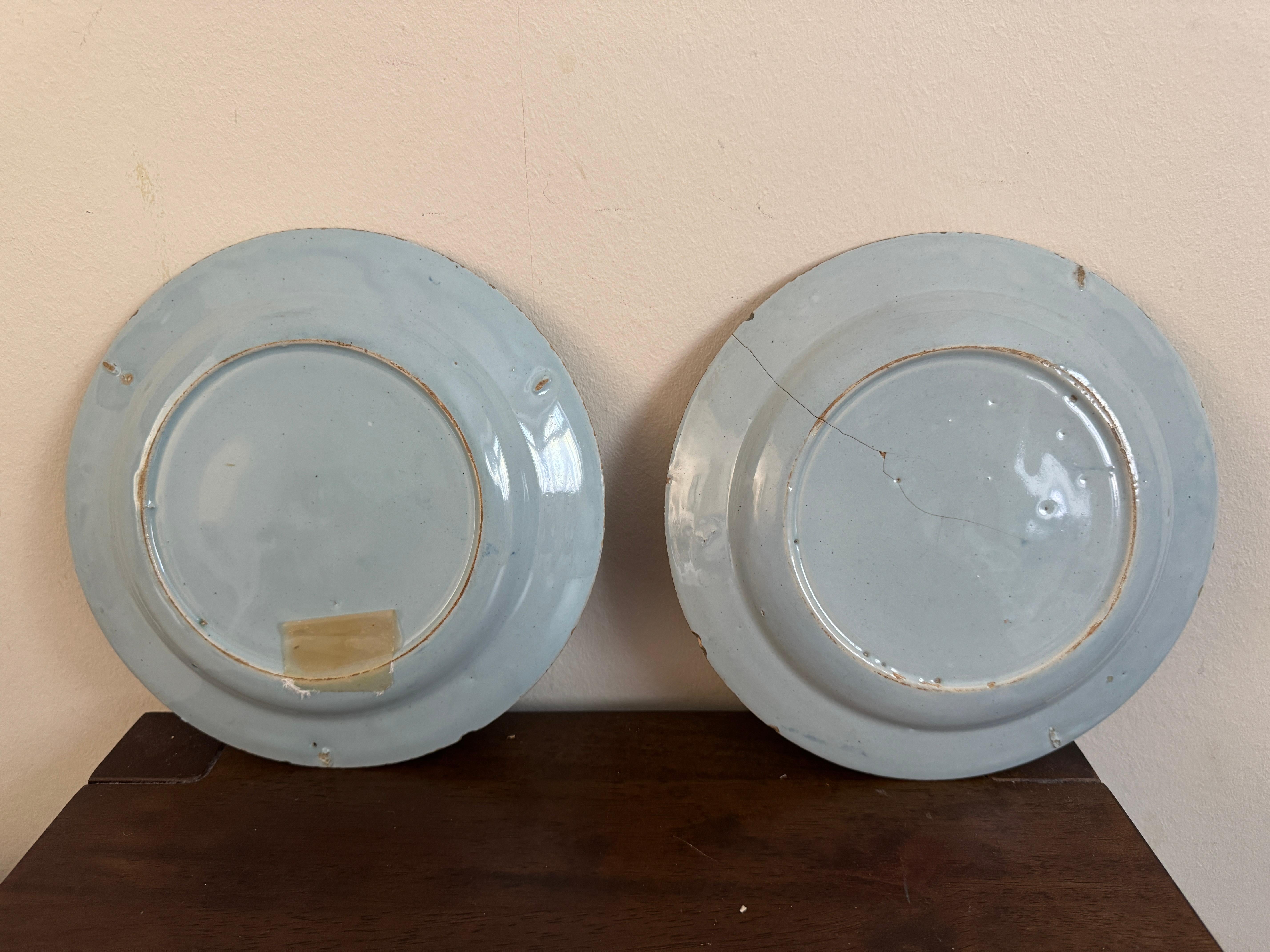 Pareja de platos ingleses de Delft azules y blancos del siglo XVIII en Bastante bueno estado para la venta en Basildon, GB