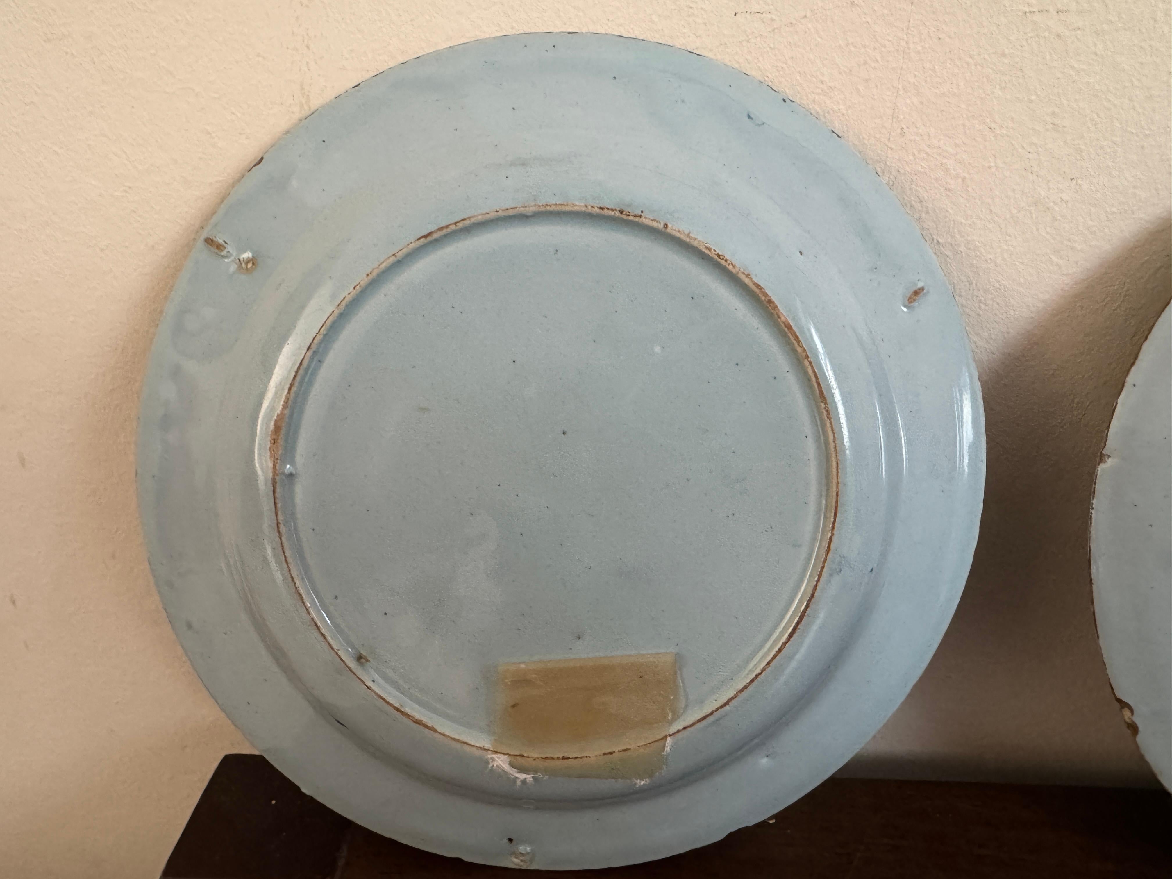Pareja de platos ingleses de Delft azules y blancos del siglo XVIII Cerámica de Delft en venta