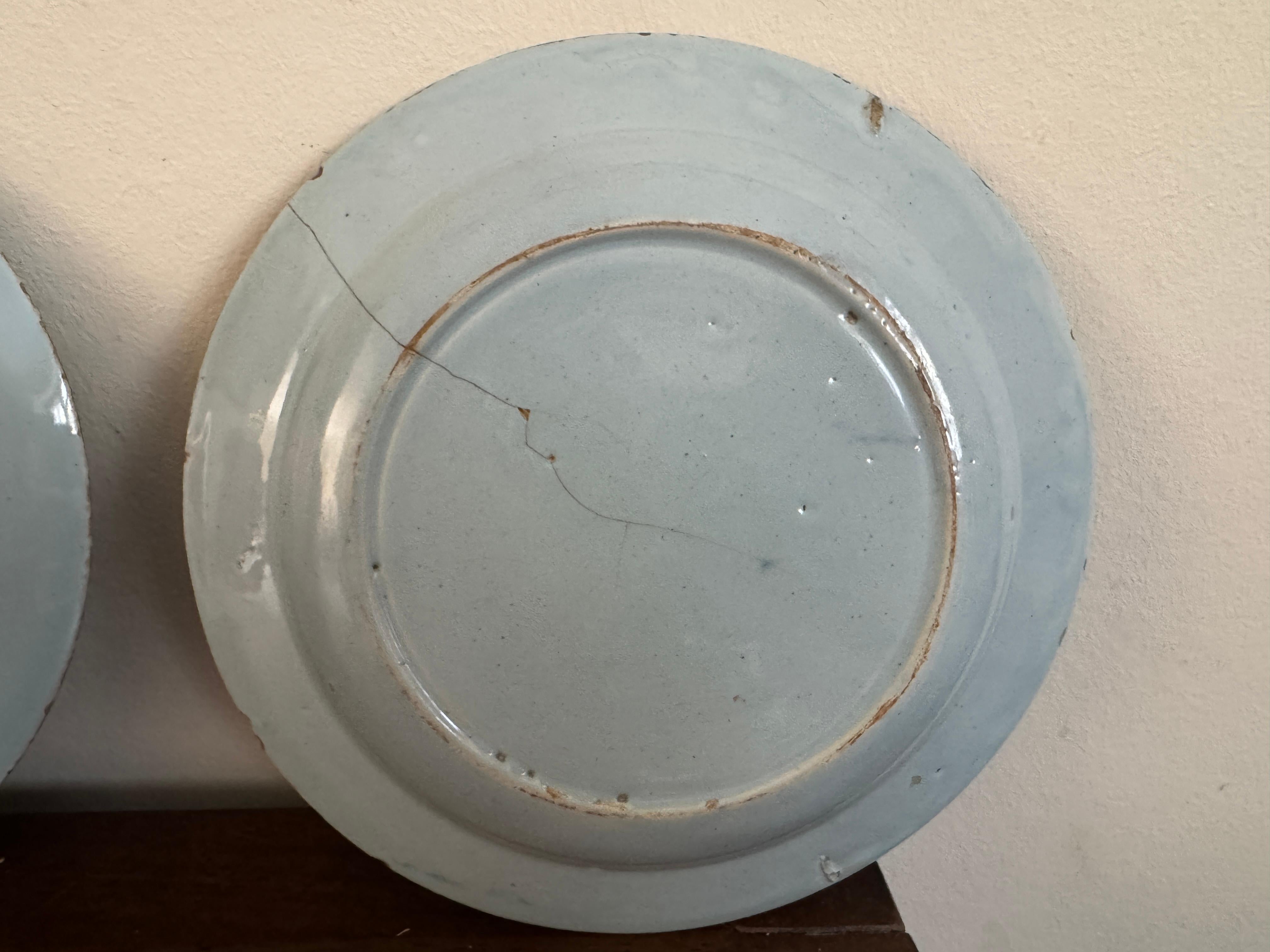 Pareja de platos ingleses de Delft azules y blancos del siglo XVIII en venta 1