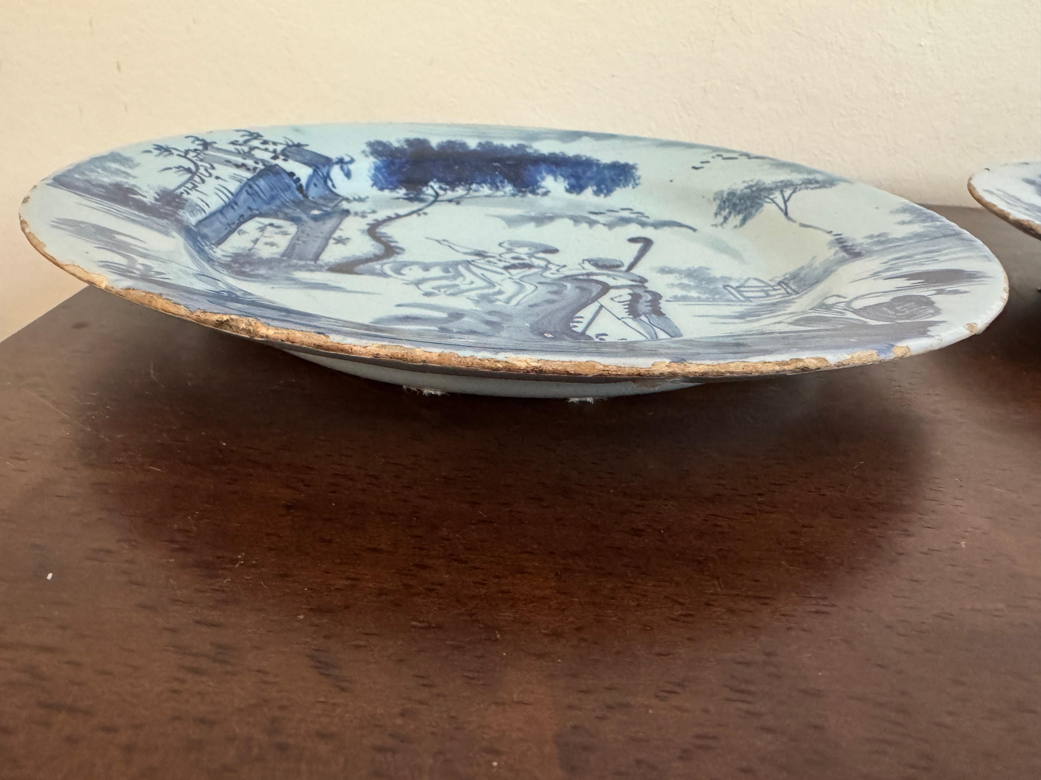 Pareja de platos ingleses de Delft azules y blancos del siglo XVIII en venta 2
