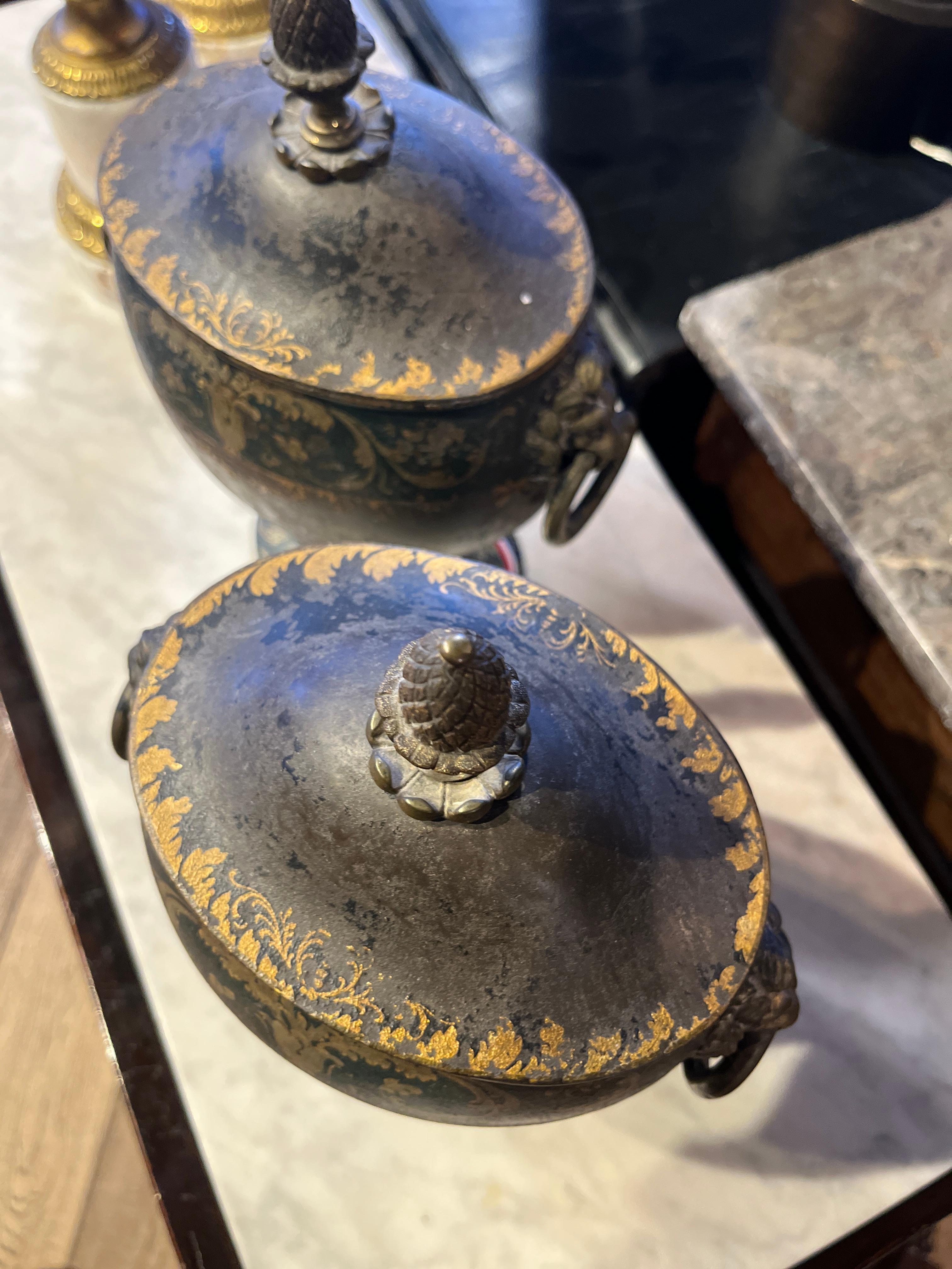 Regency Coppia di urne in legno di chesnut della Reggenza inglese del XVIII secolo in vendita