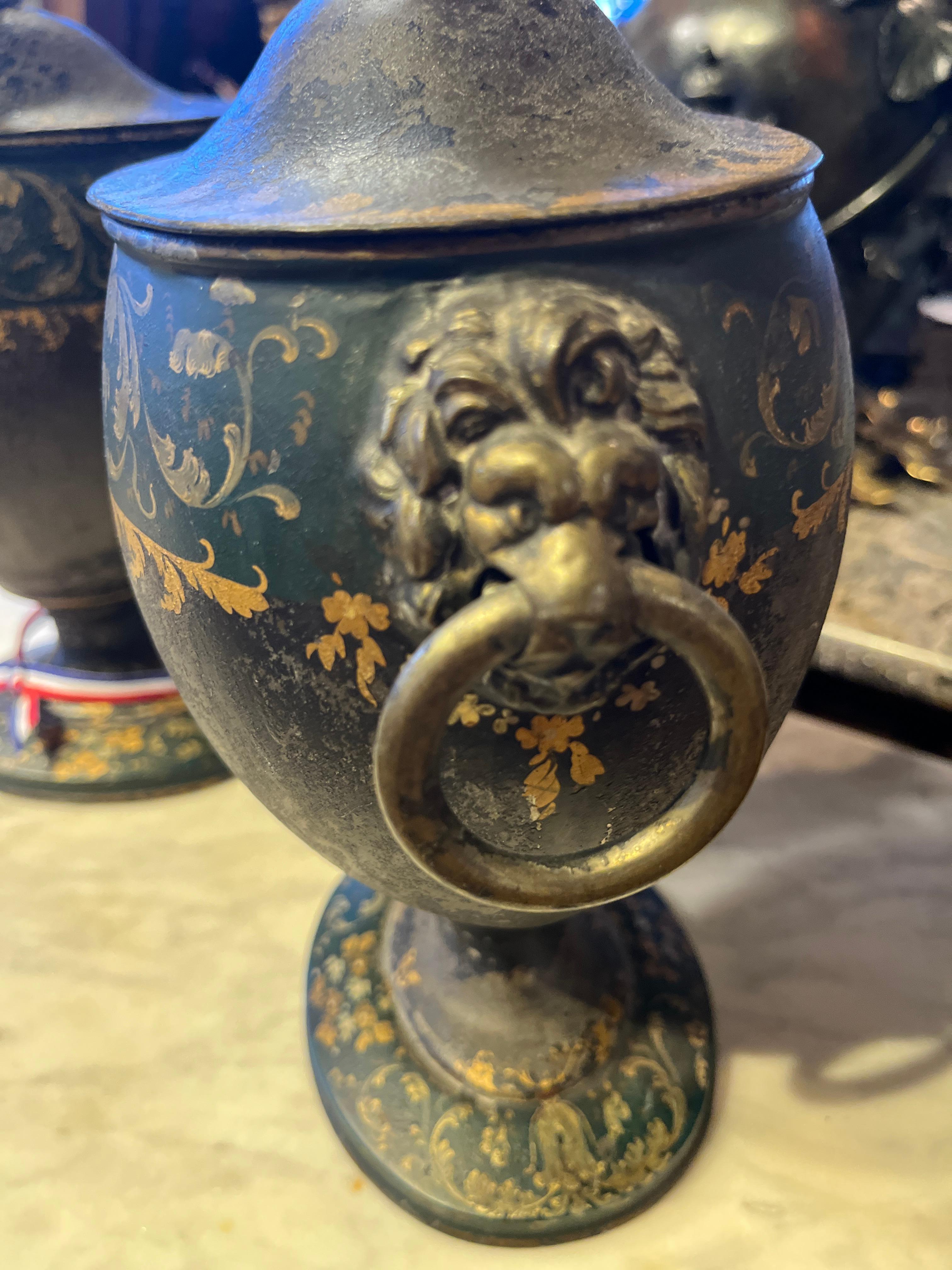 Coppia di urne in legno di chesnut della Reggenza inglese del XVIII secolo In condizioni buone in vendita a Scottsdale, AZ