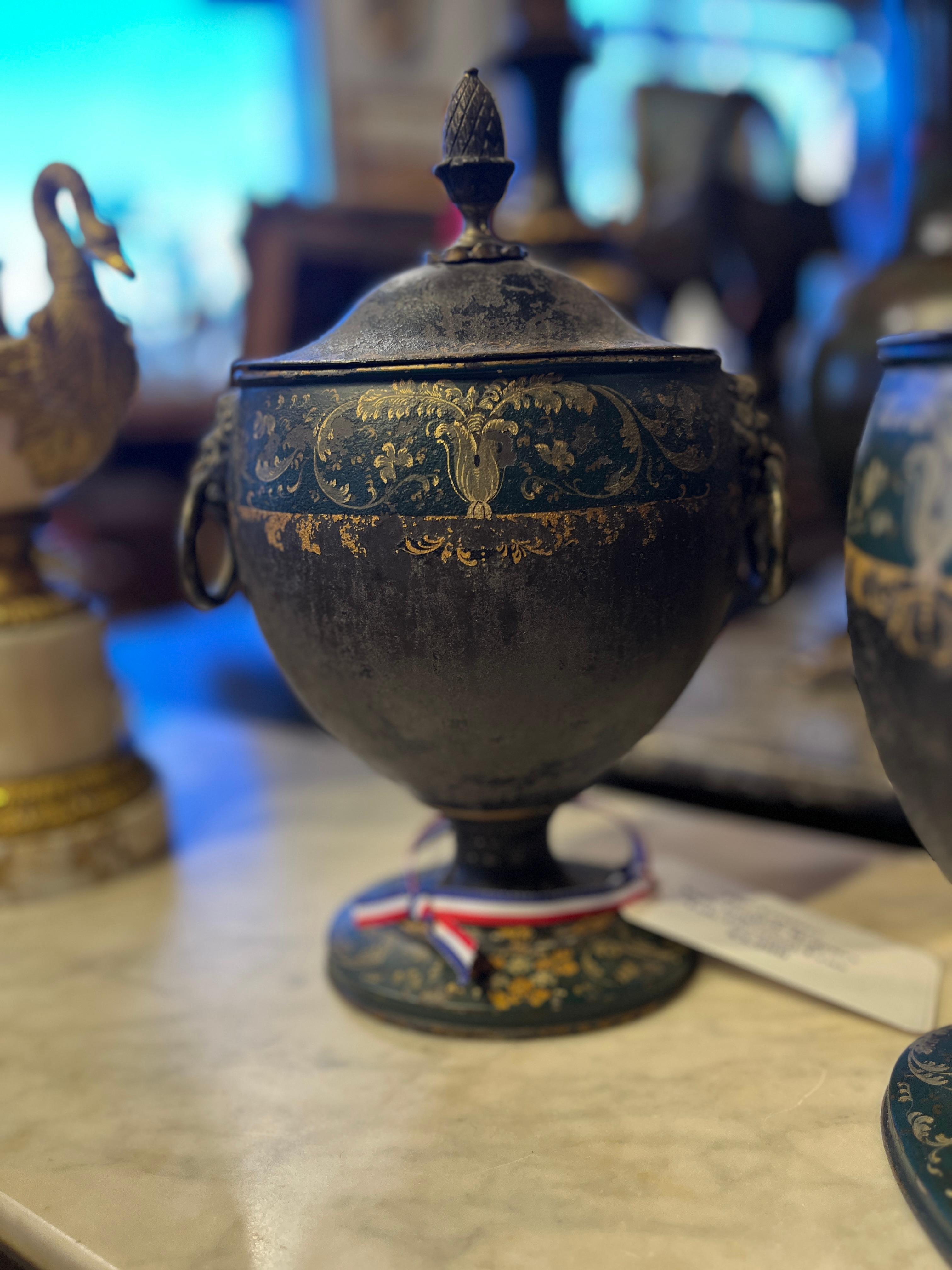 Fino al XVIII secolo Coppia di urne in legno di chesnut della Reggenza inglese del XVIII secolo in vendita