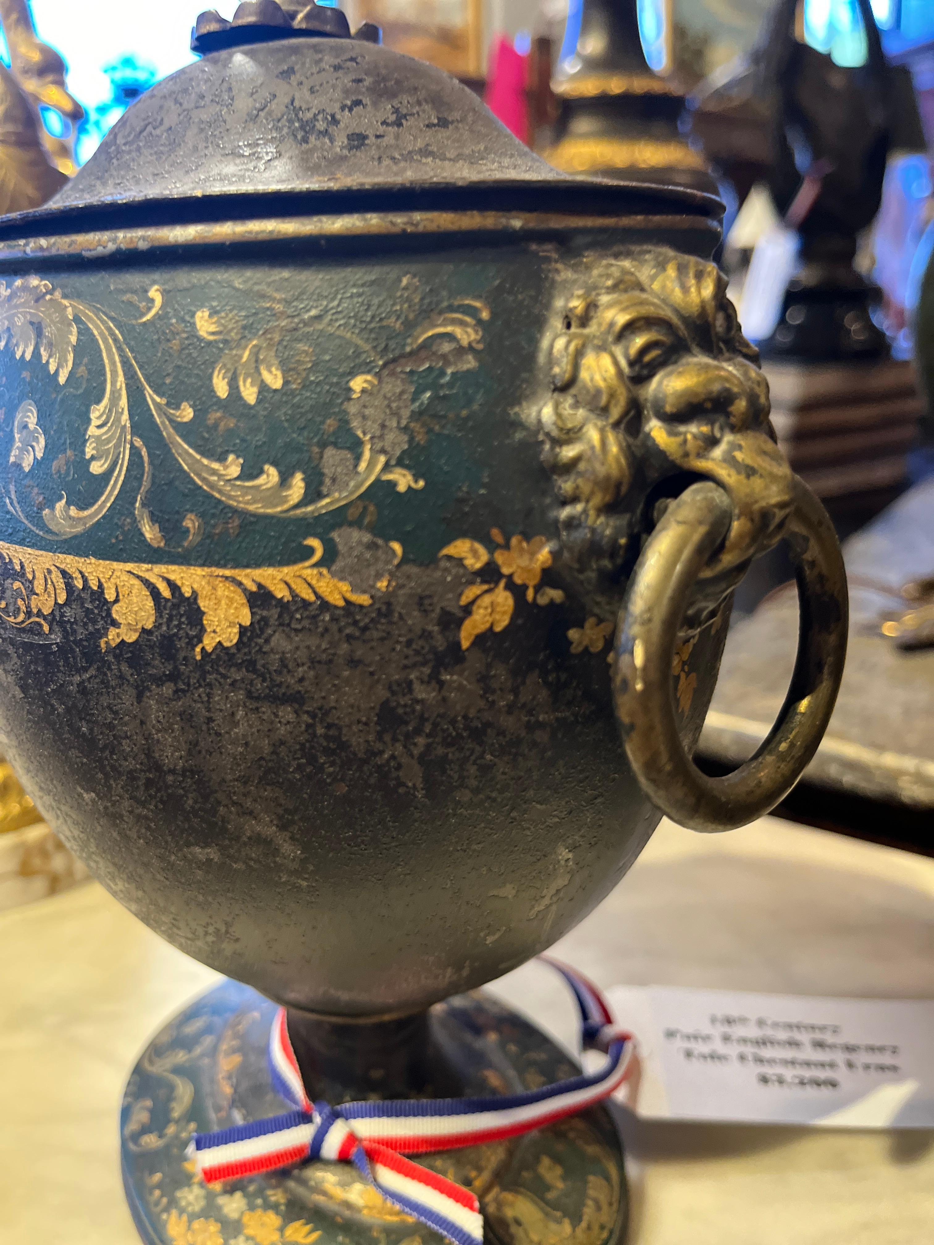 Castagno Coppia di urne in legno di chesnut della Reggenza inglese del XVIII secolo in vendita