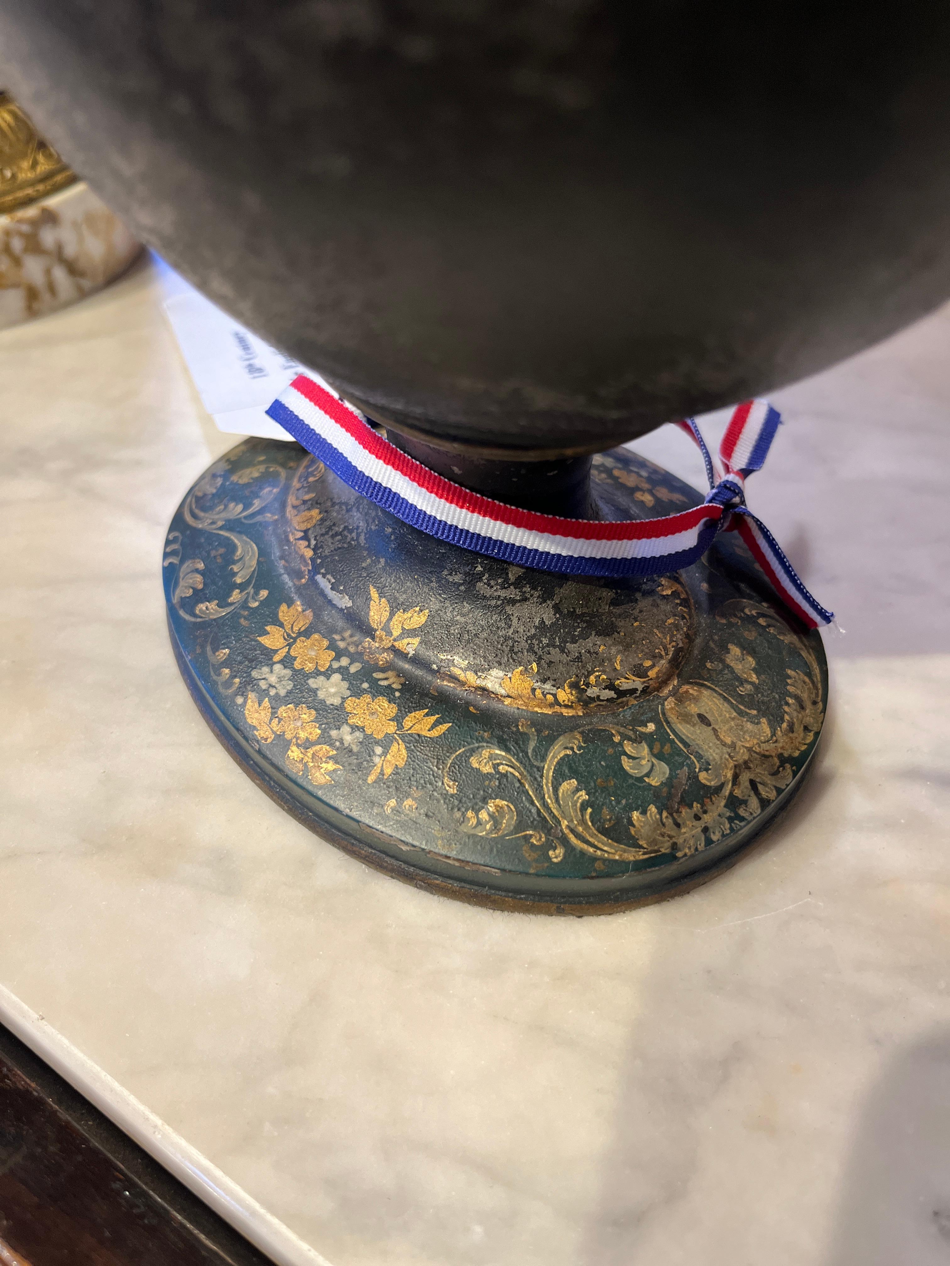 Coppia di urne in legno di chesnut della Reggenza inglese del XVIII secolo in vendita 1