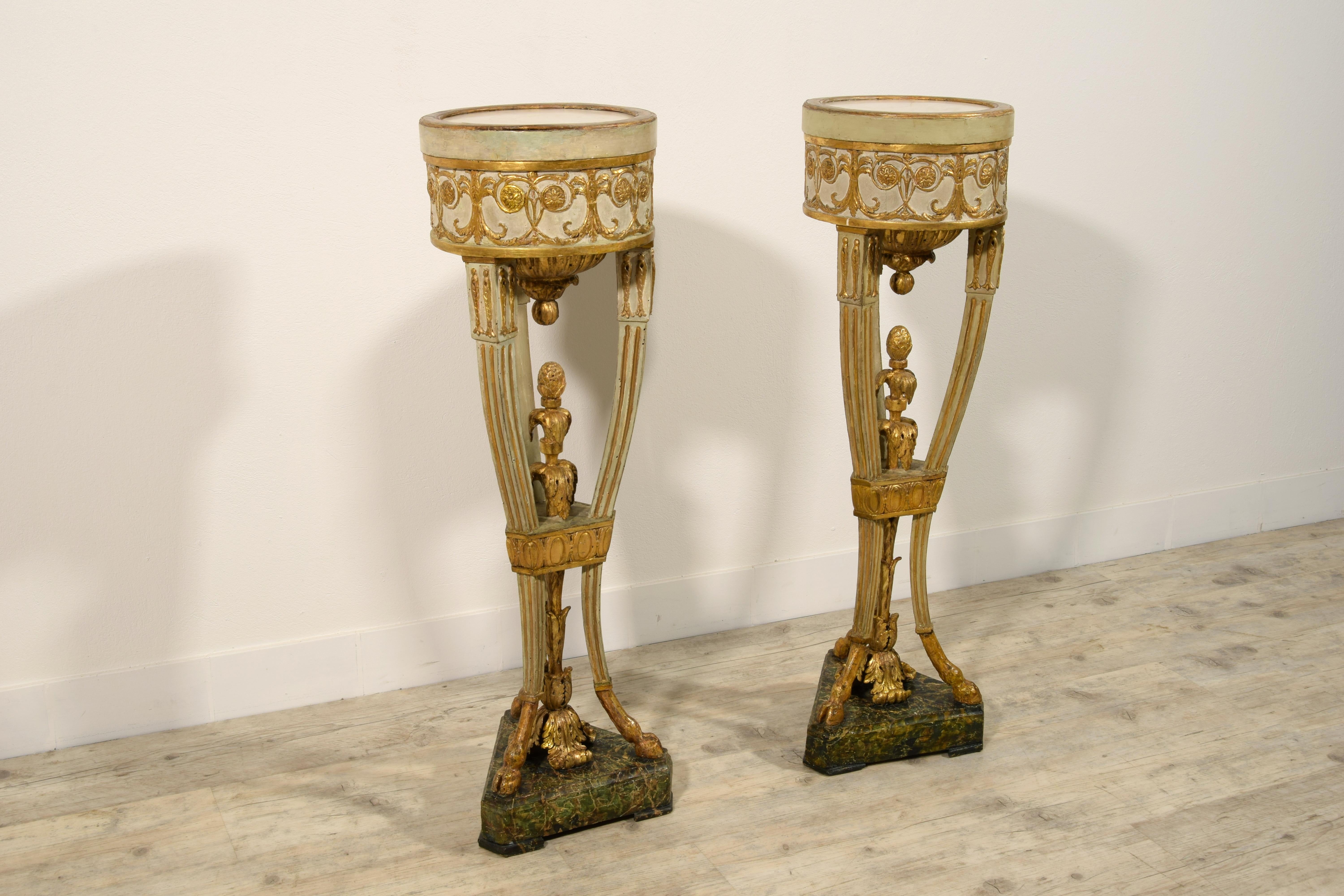 Siglo XVIII, Pareja Gueridón italiano neoclásico de madera lacada y dorada en venta 3