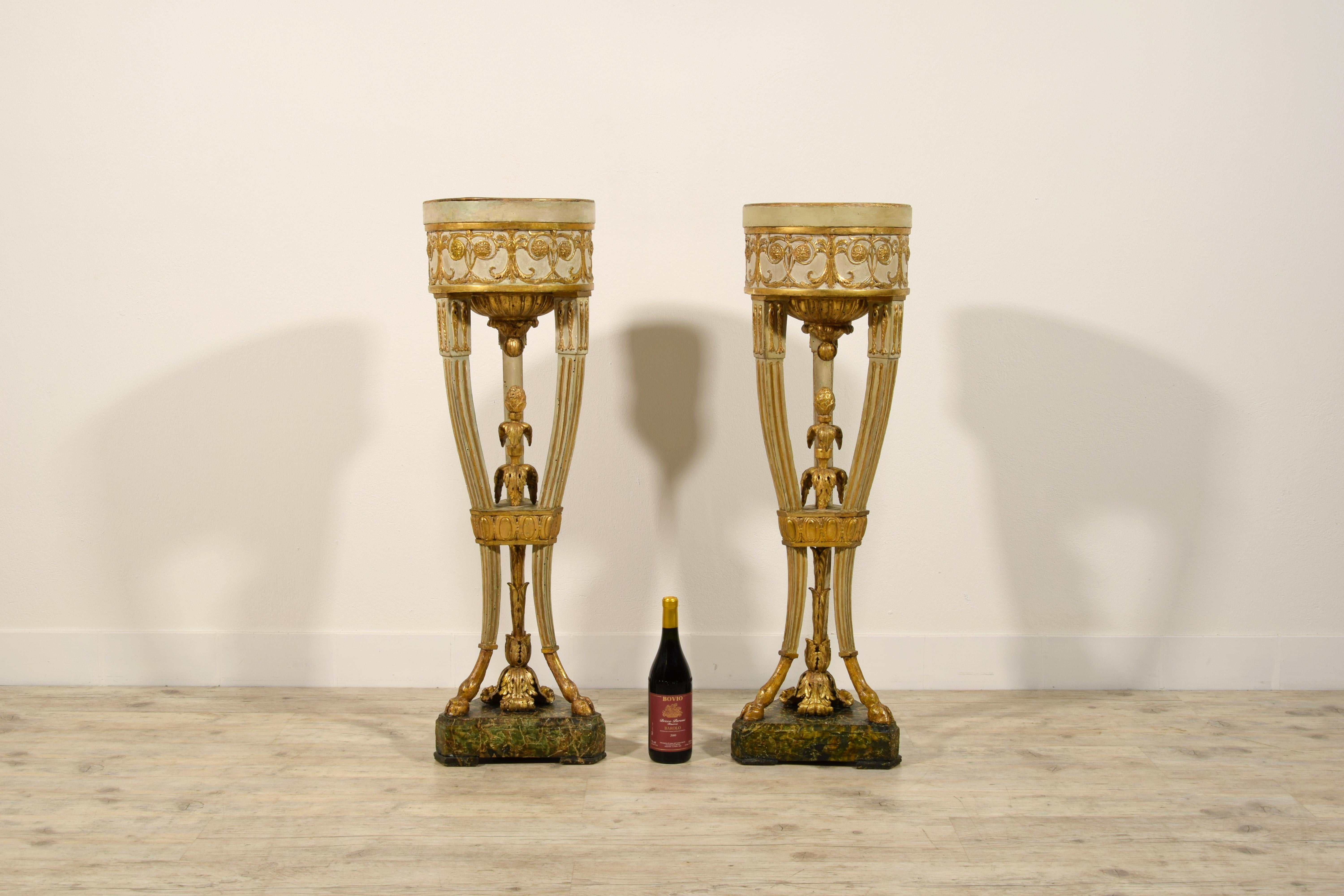 Siglo XVIII, Pareja Gueridón italiano neoclásico de madera lacada y dorada en venta 4