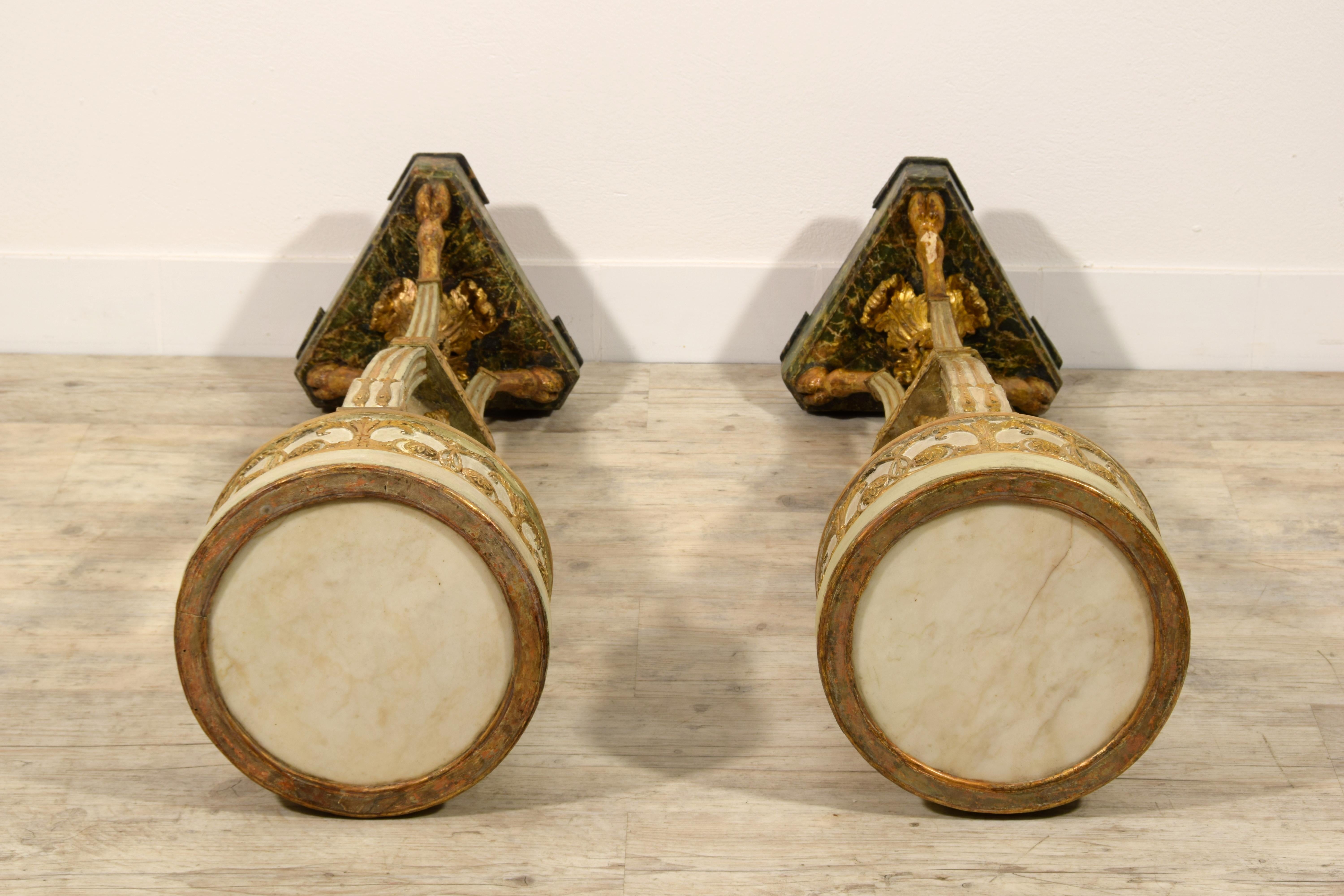 Siglo XVIII, Pareja Gueridón italiano neoclásico de madera lacada y dorada en venta 5