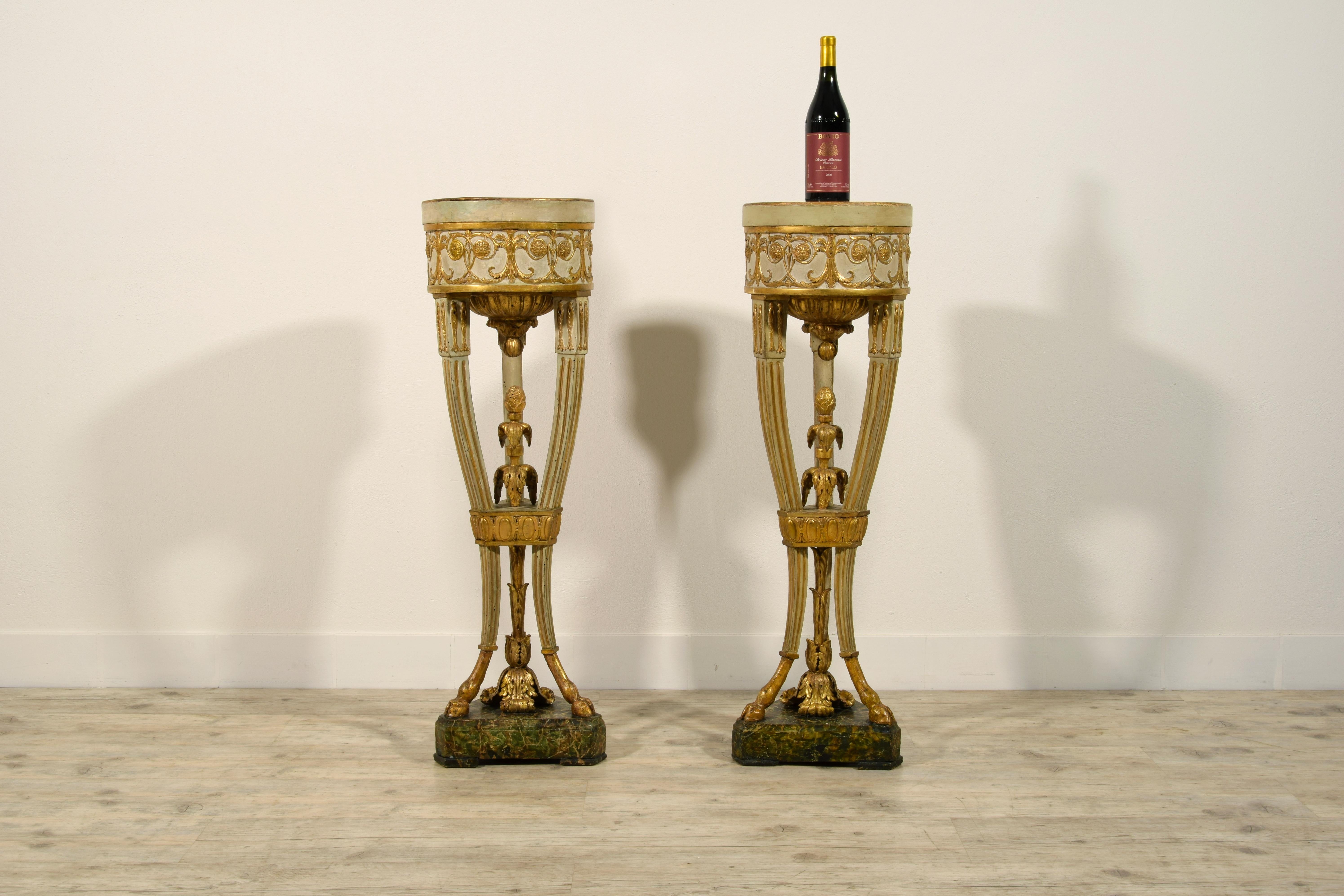 Siglo XVIII, Pareja Gueridón italiano neoclásico de madera lacada y dorada en venta 6