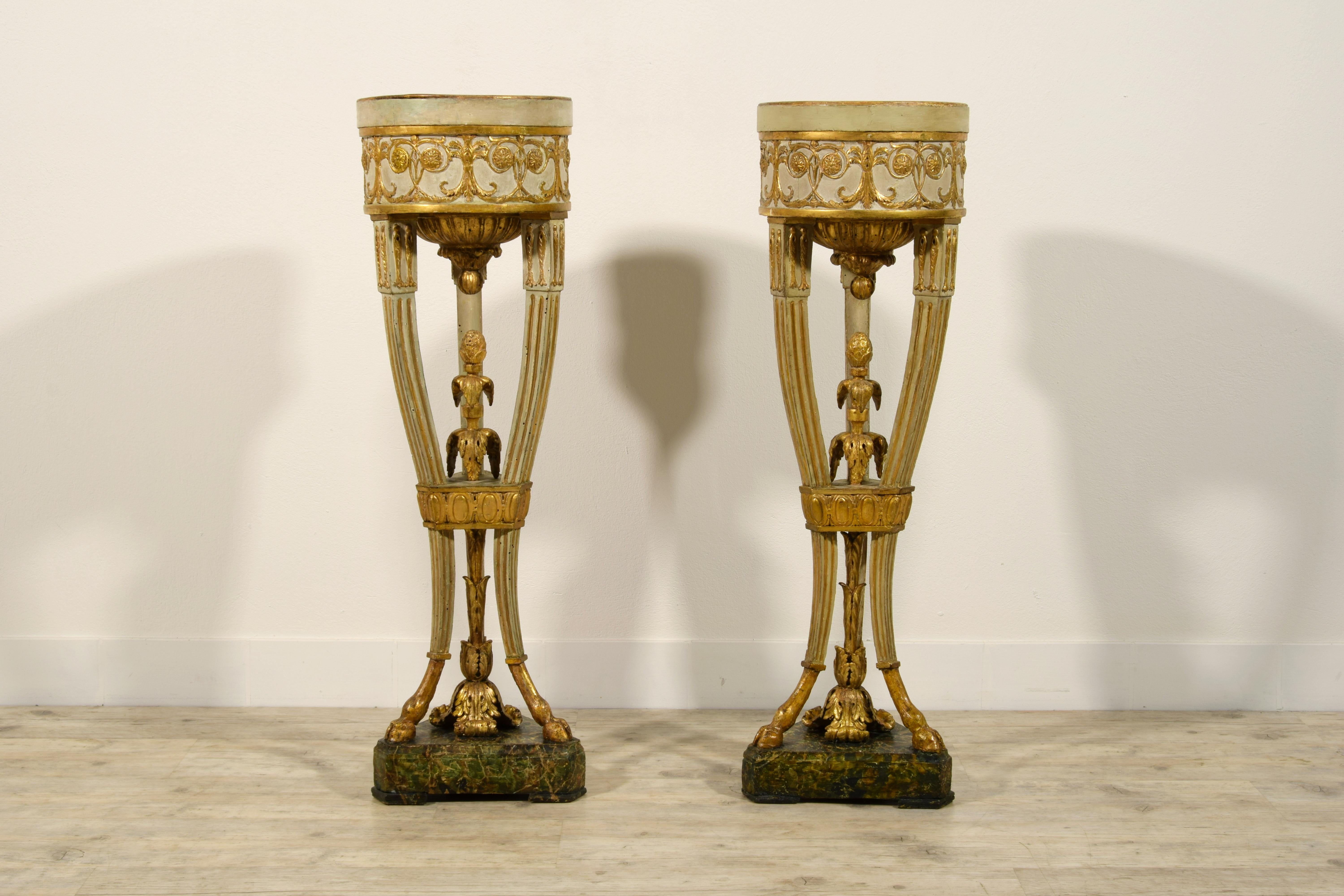Siglo XVIII, Pareja Gueridón italiano neoclásico de madera lacada y dorada en venta 7
