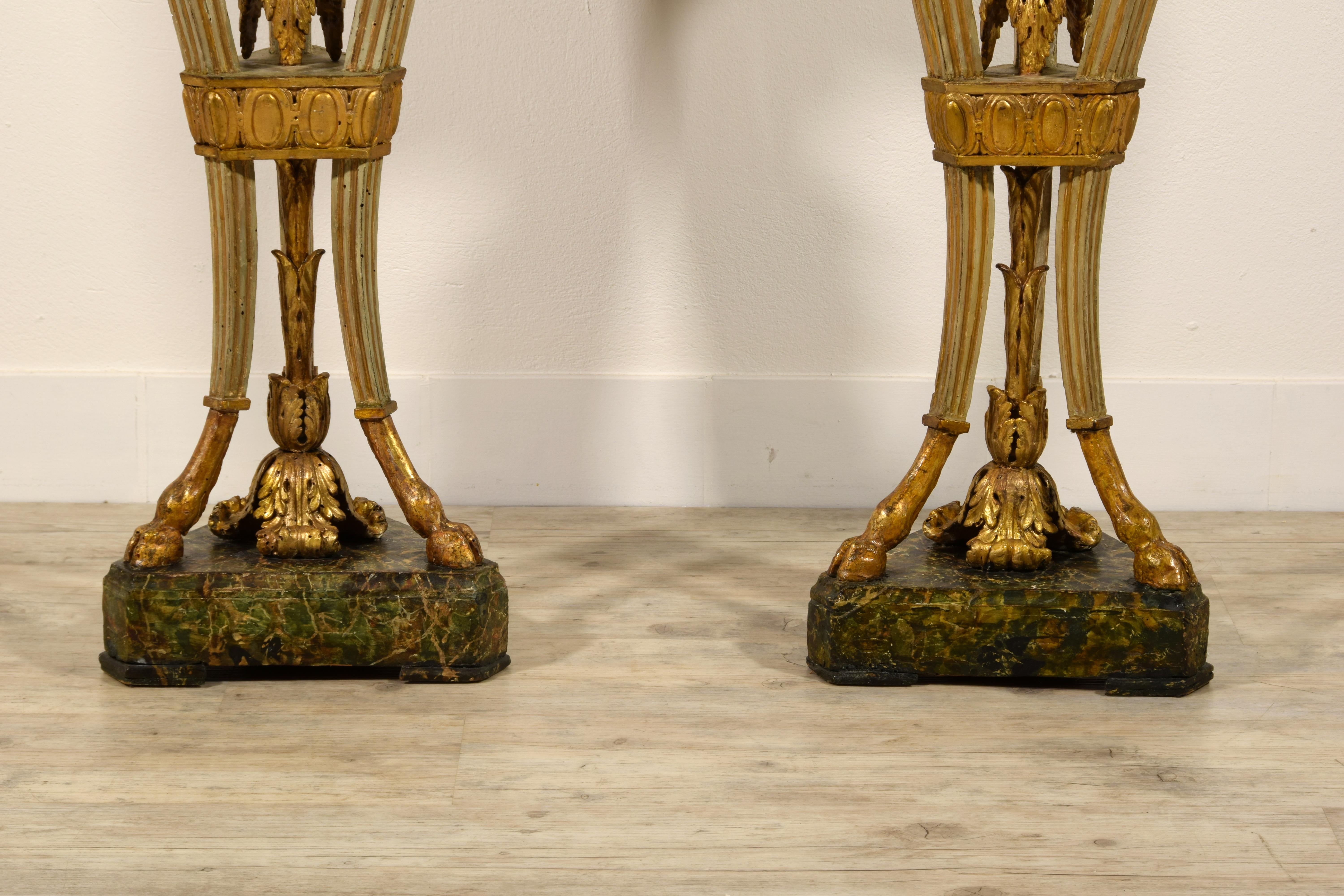 Siglo XVIII, Pareja Gueridón italiano neoclásico de madera lacada y dorada en venta 8