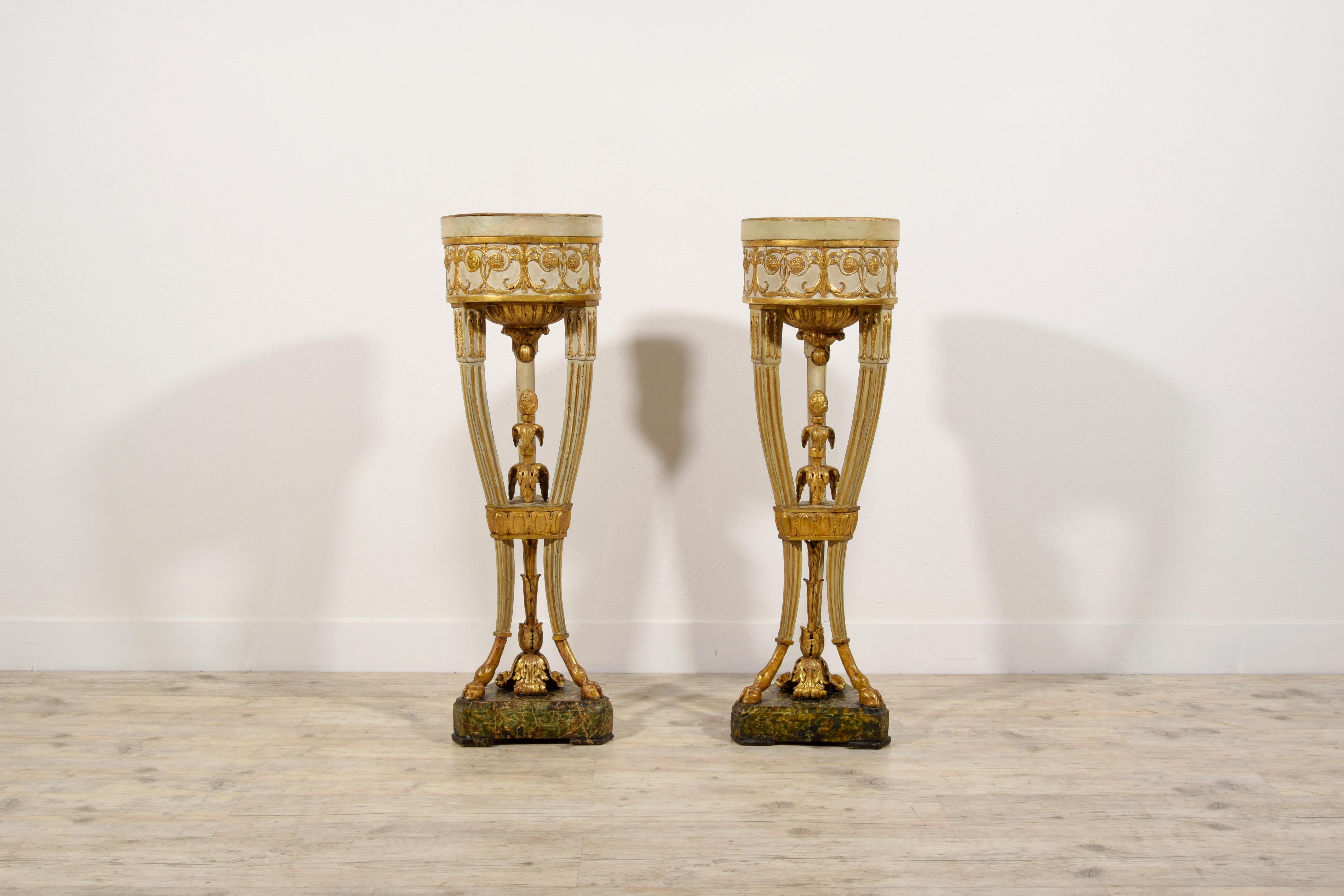 Siglo XVIII, Pareja Gueridón italiano neoclásico de madera lacada y dorada en venta 10