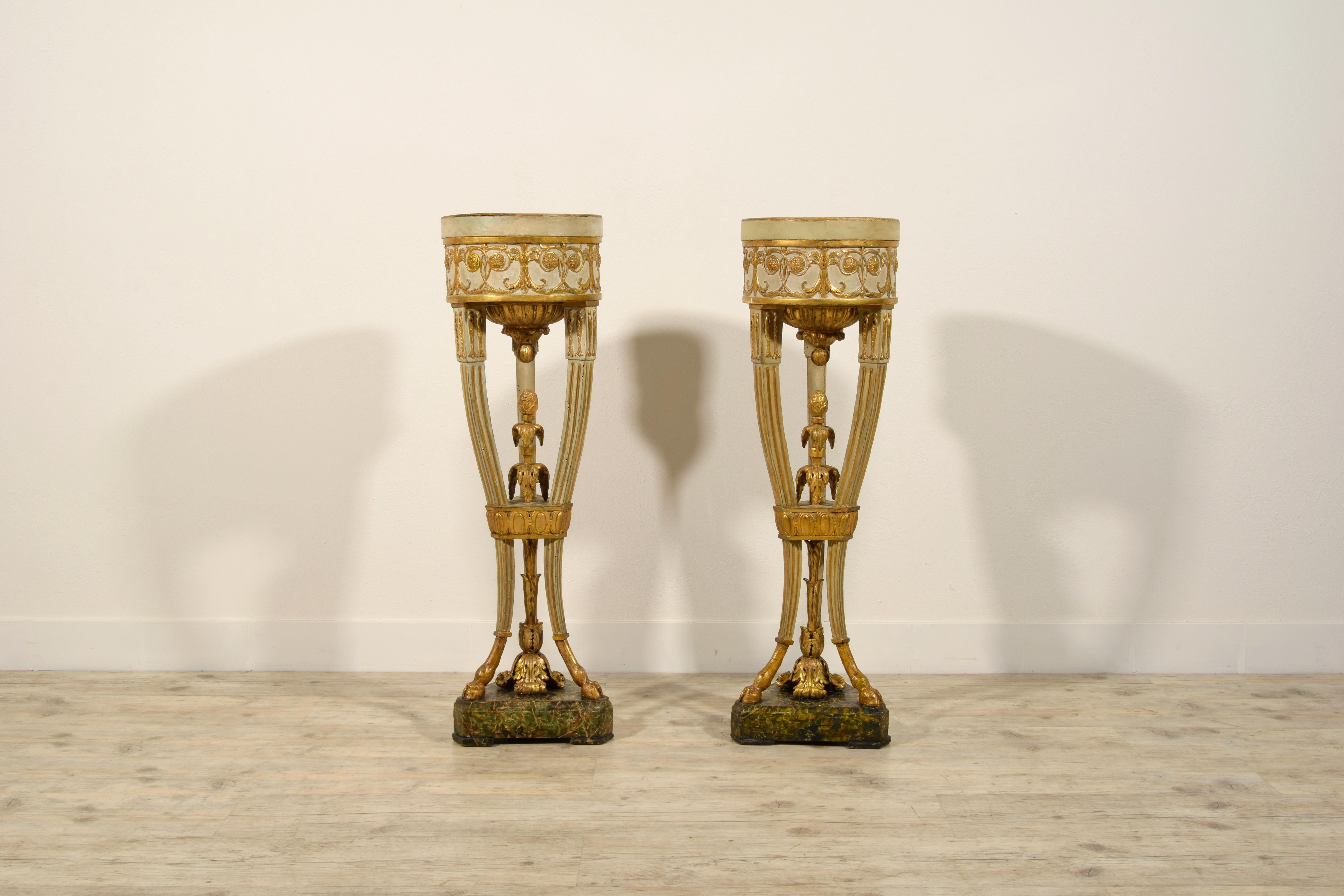 Siglo XVIII, Pareja Gueridón italiano neoclásico de madera lacada y dorada en venta 11