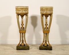 XVIIIe siècle, Paire de guéridons italiens néoclassiques en bois laqué et doré