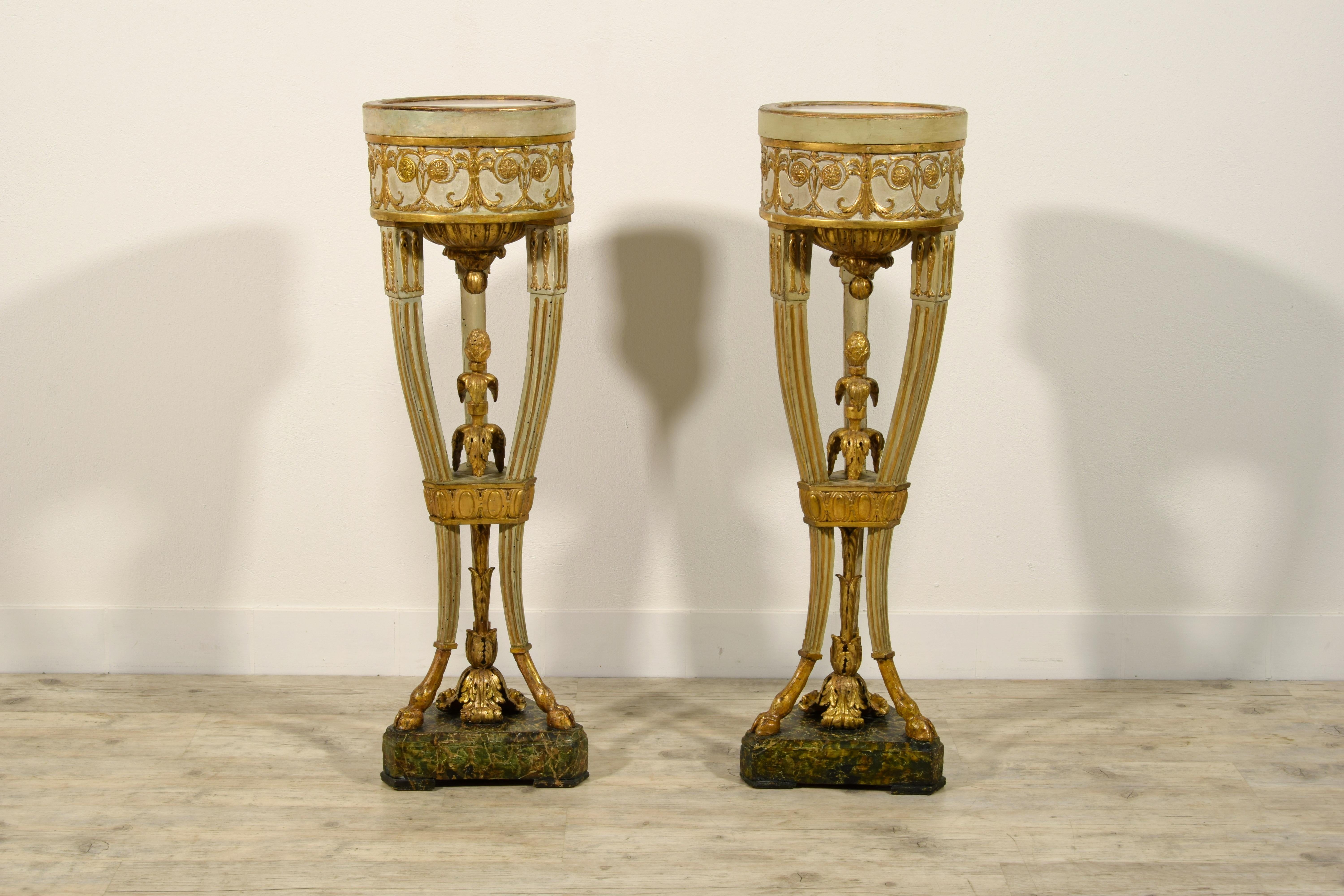 Siglo XVIII, Pareja Gueridón italiano neoclásico de madera lacada y dorada en venta 13