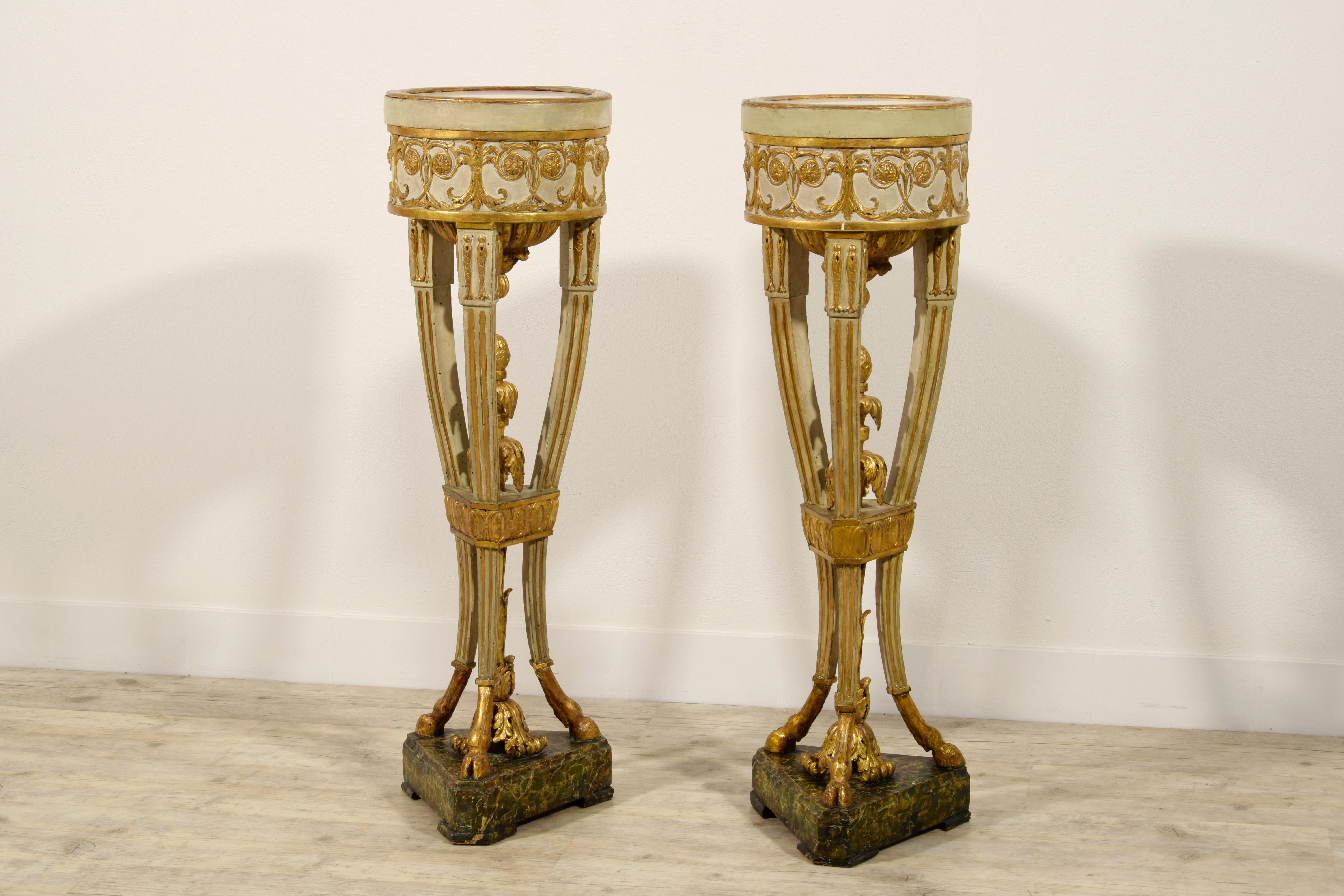 Siglo XVIII, Pareja Gueridón italiano neoclásico de madera lacada y dorada Tallado a mano en venta