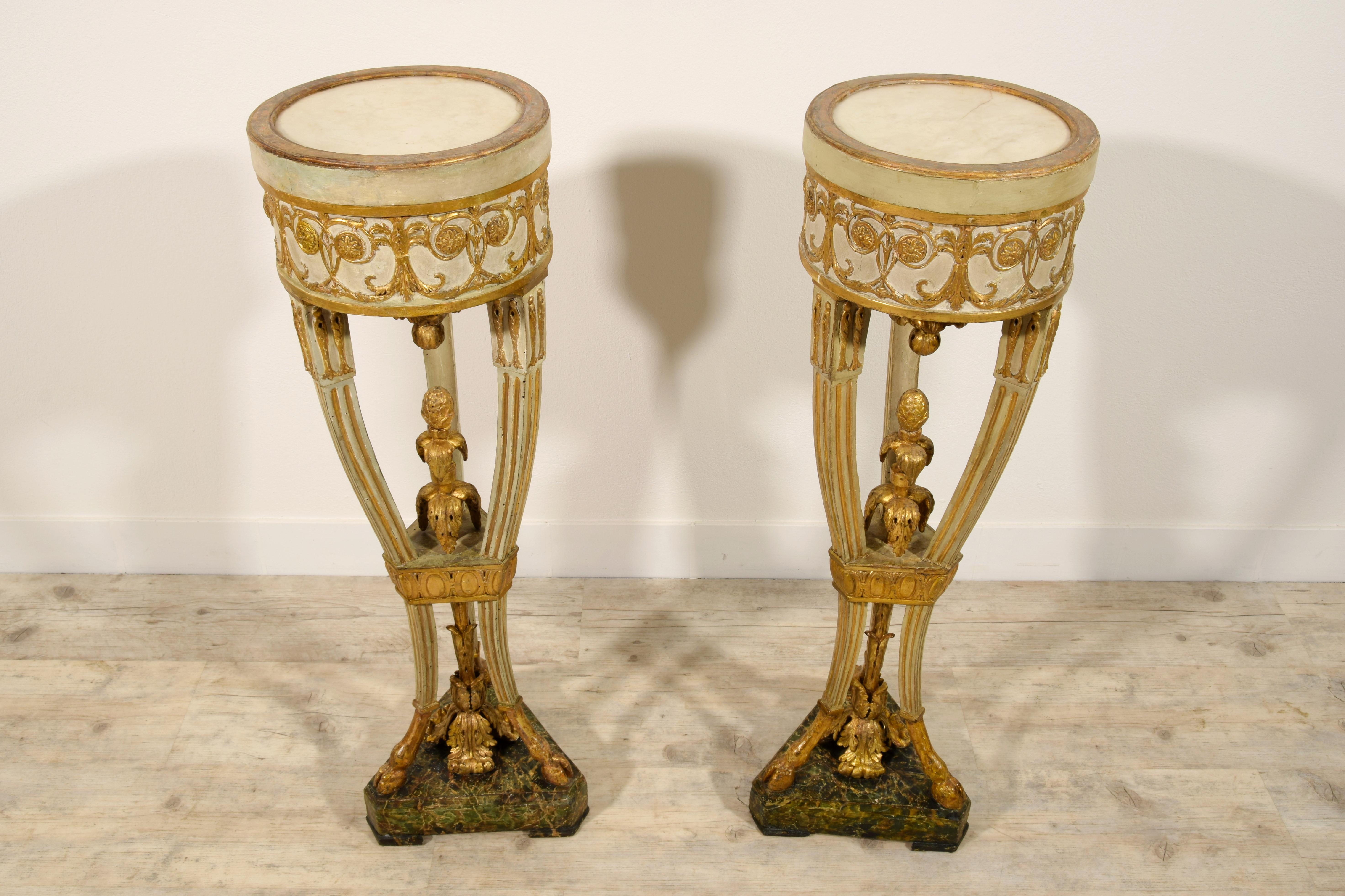 Siglo XVIII, Pareja Gueridón italiano neoclásico de madera lacada y dorada siglo XVIII en venta