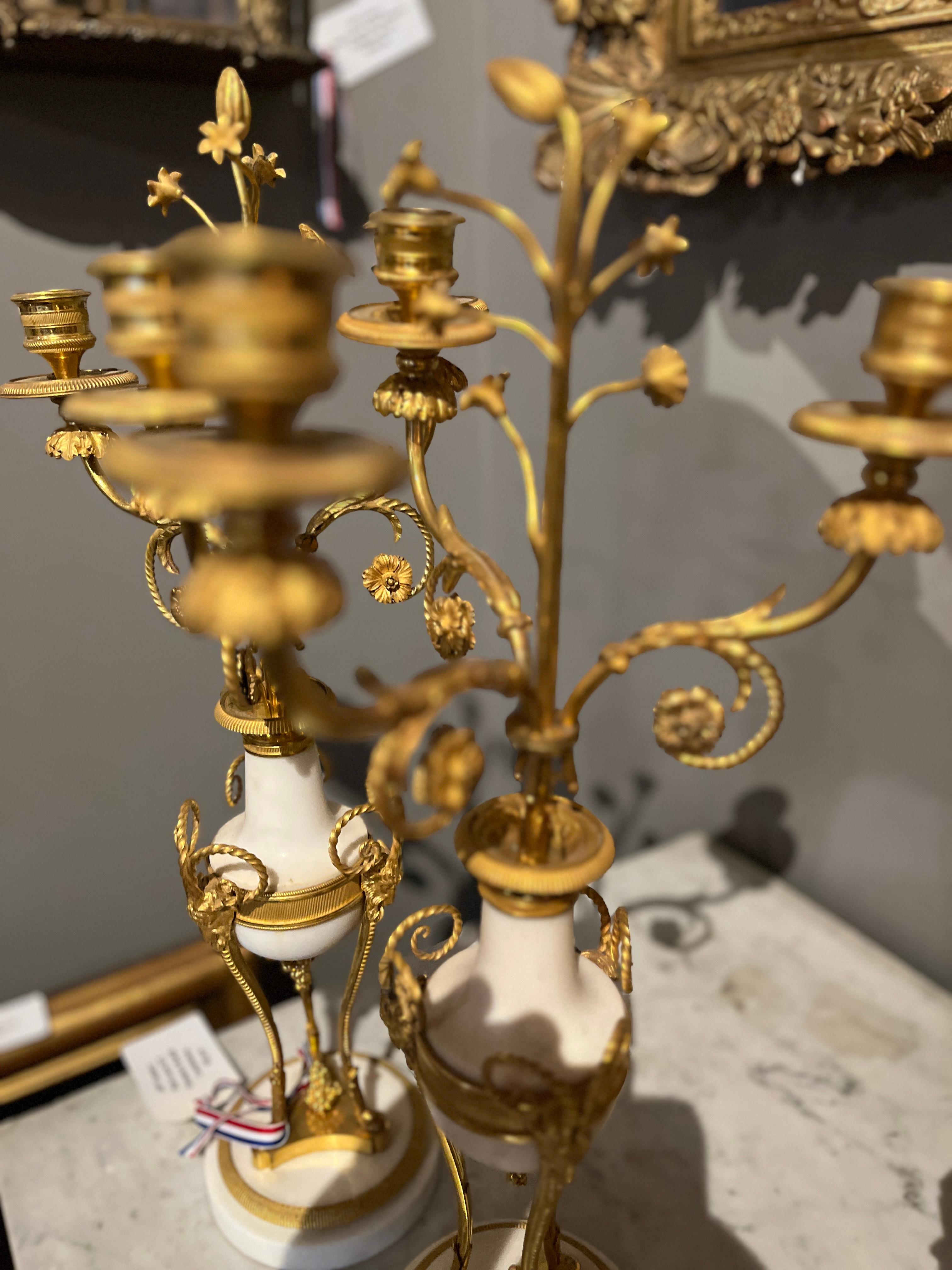 Francese Coppia di candelabri Luigi XVI del XVIII secolo in marmo e ormolù in vendita