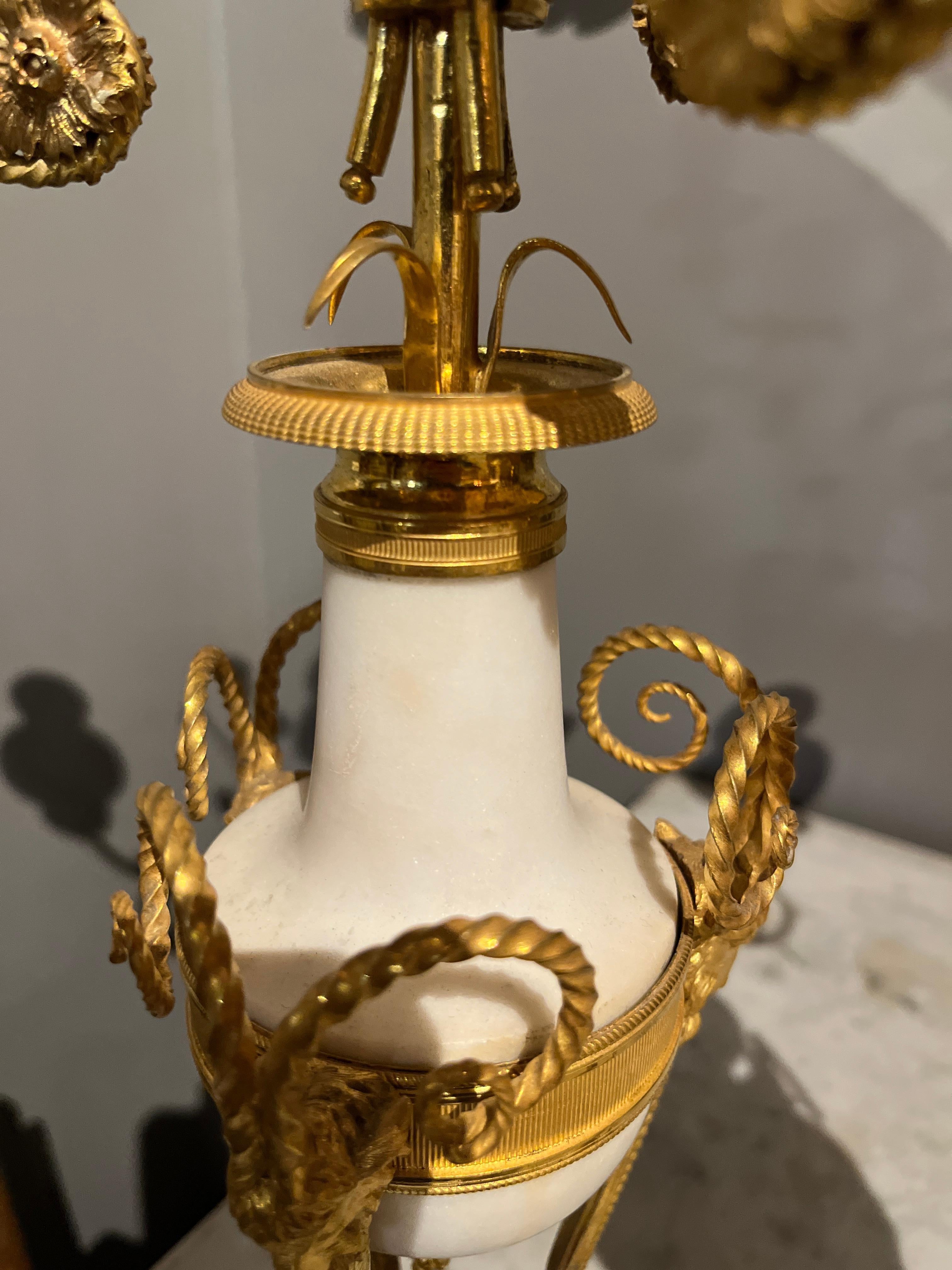 Coppia di candelabri Luigi XVI del XVIII secolo in marmo e ormolù In condizioni buone in vendita a Scottsdale, AZ