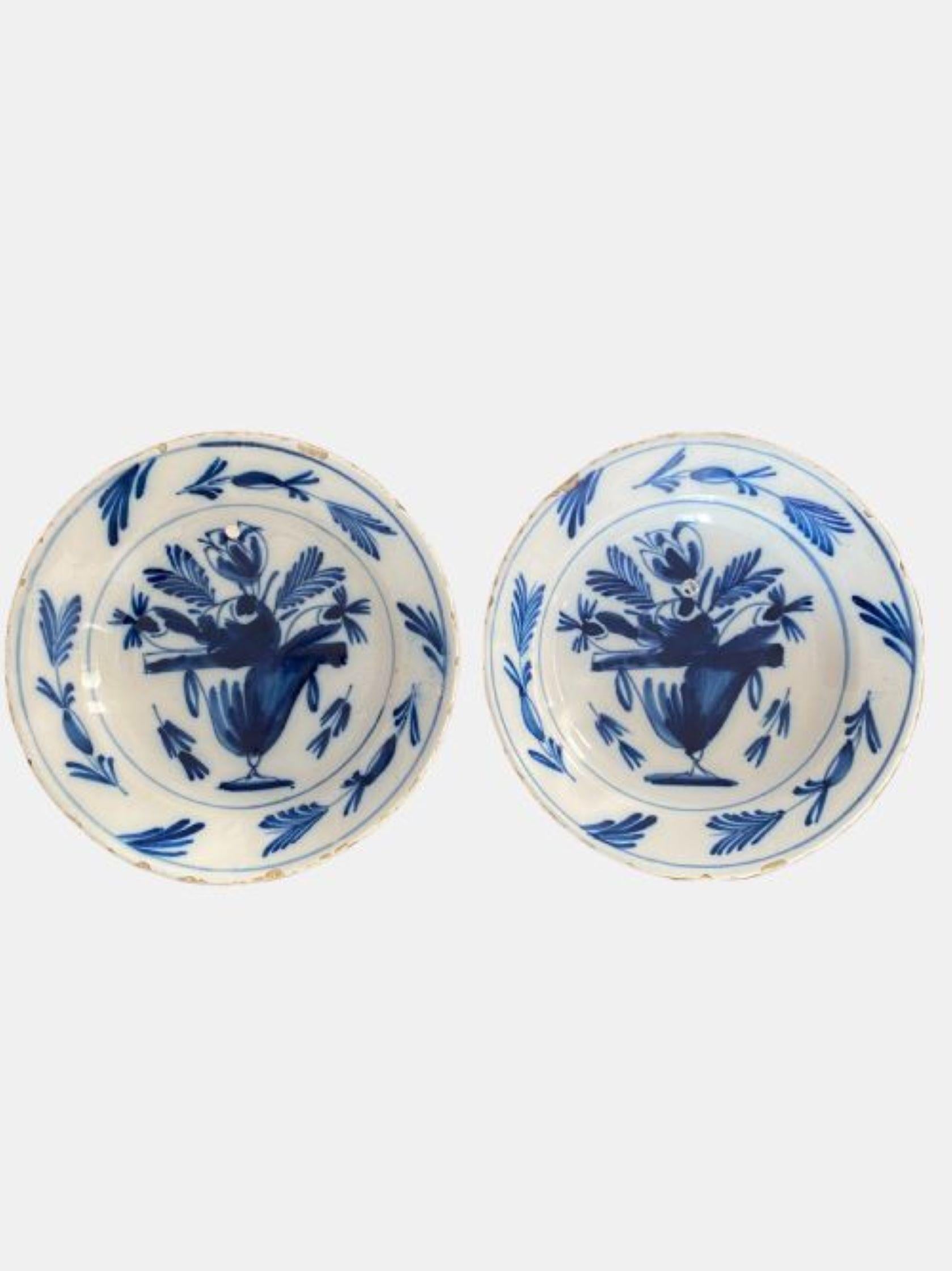 18th Century Pair Of Antique Delftware Plates In Good Condition For Sale In Ipswich, GB