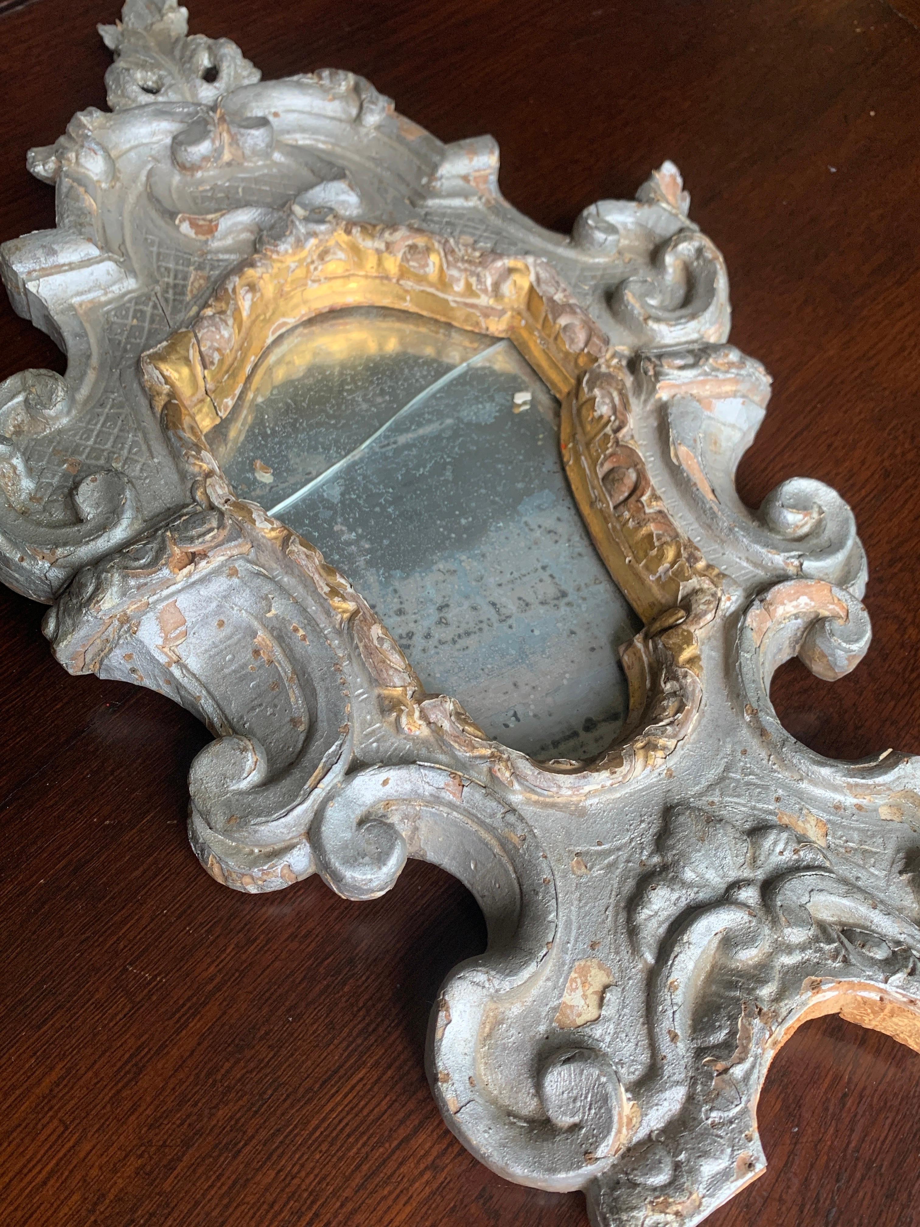 XVIIIe siècle Paire de miroirs muraux italiens anciens du 18ème siècle, sculptés et peints à la main en vente