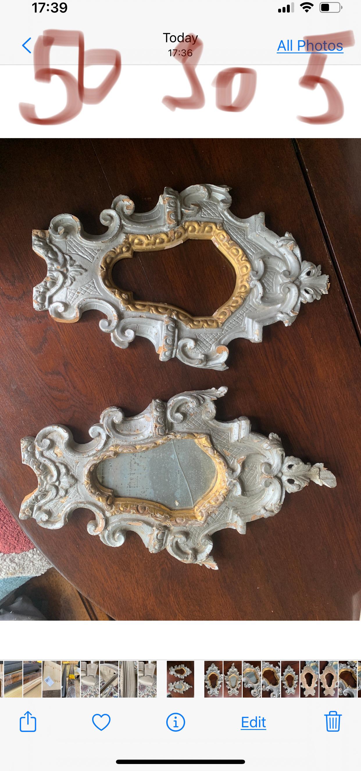 Paire de miroirs muraux italiens anciens du 18ème siècle, sculptés et peints à la main en vente 2