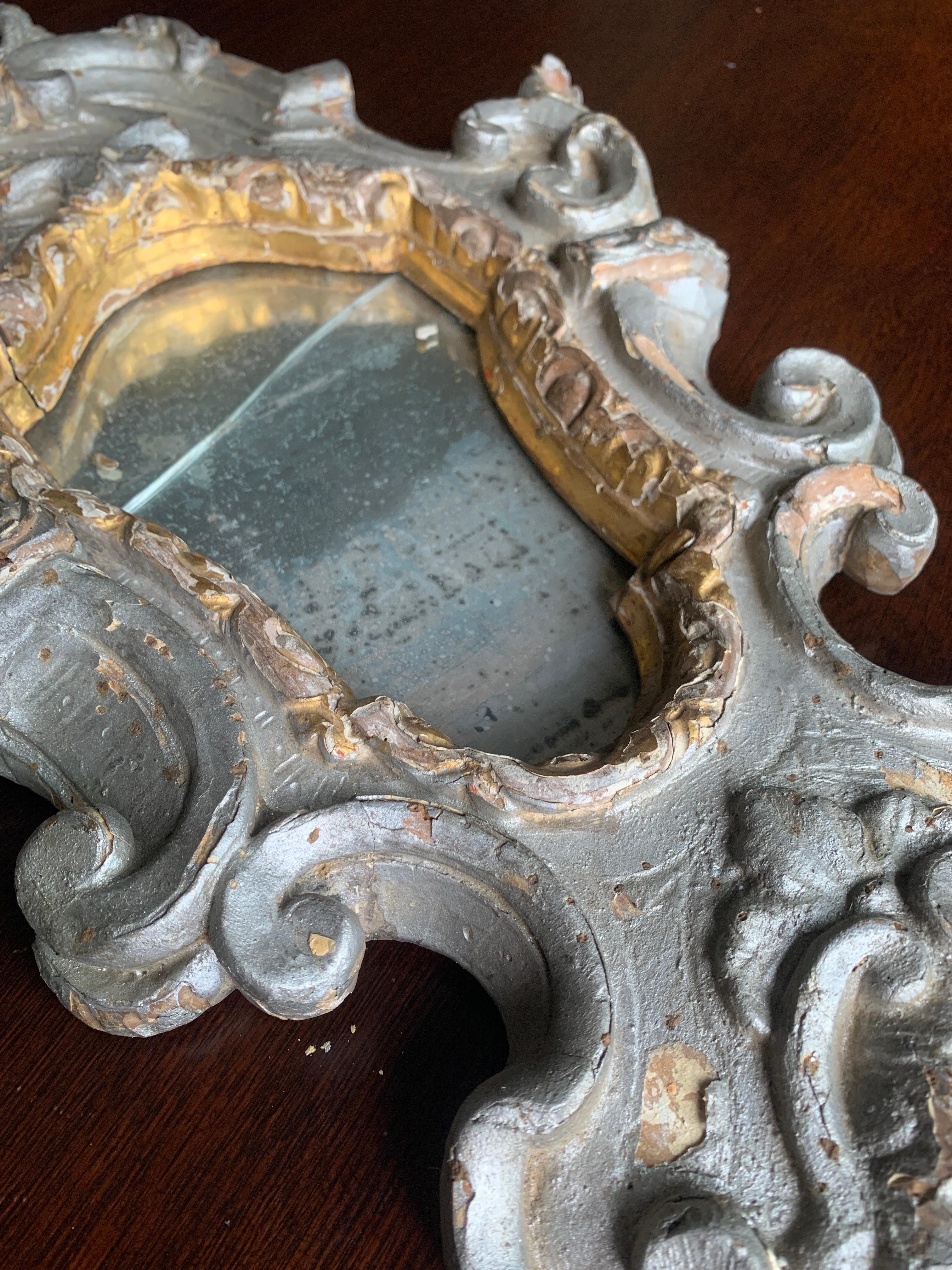 Paire de miroirs muraux italiens anciens du 18ème siècle, sculptés et peints à la main en vente 3