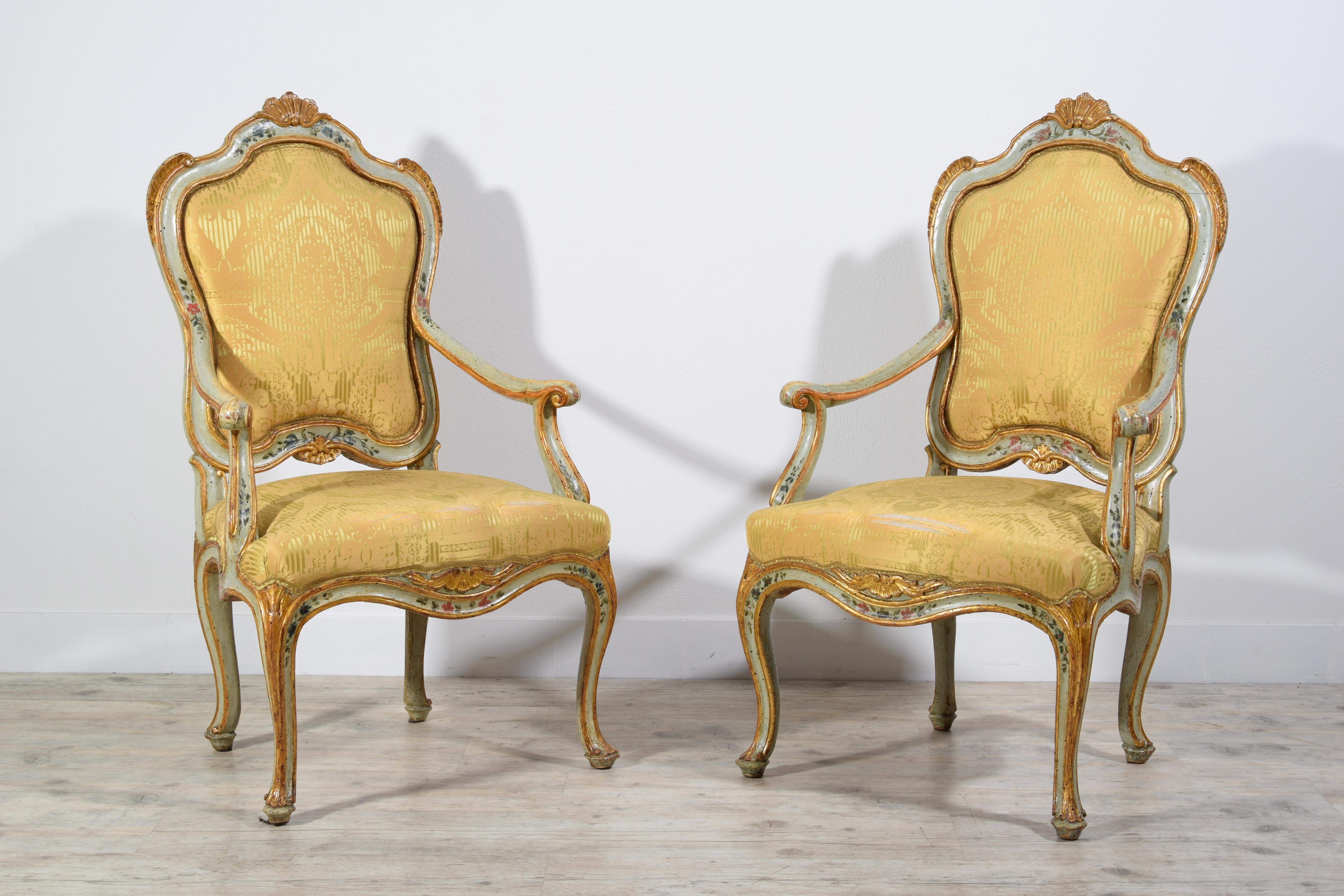 18th Century, Pair of Barocchetto Venetian Lacquered Giltwood Armchairs For Sale 4
