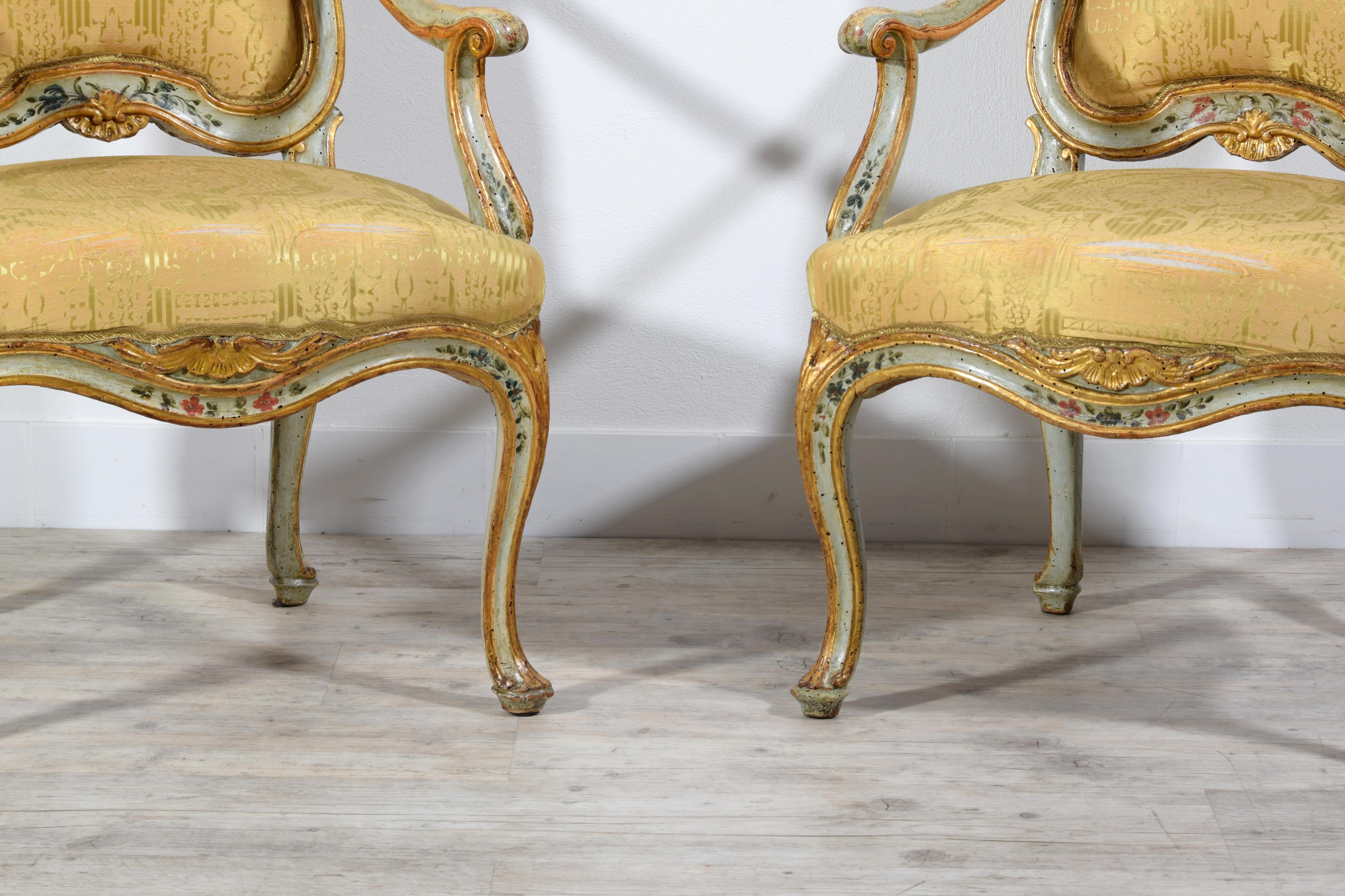 Paire de fauteuils vénitiens en bois laqué et doré Barocchetto du 18ème siècle 6
