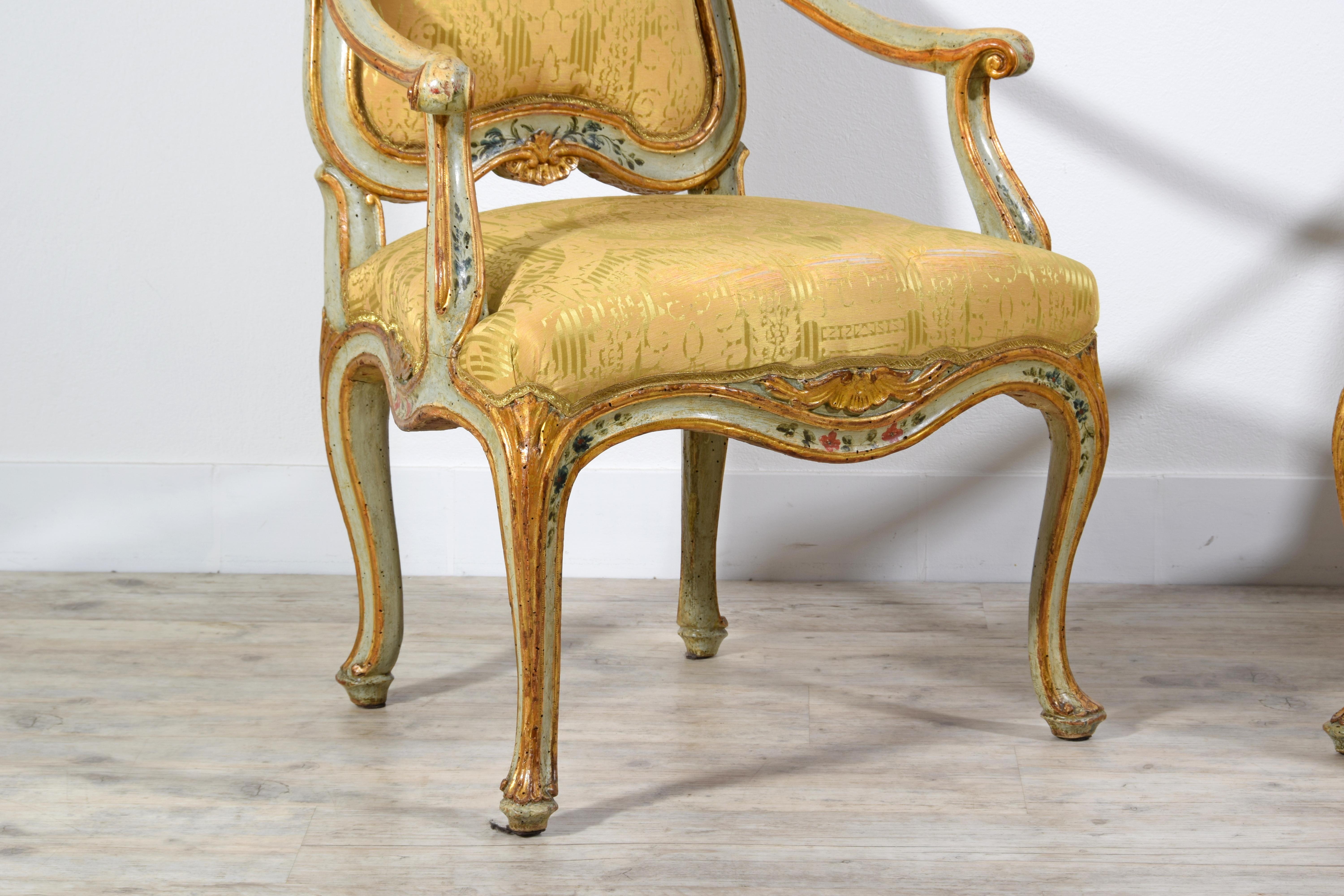 Paire de fauteuils vénitiens en bois laqué et doré Barocchetto du 18ème siècle 9