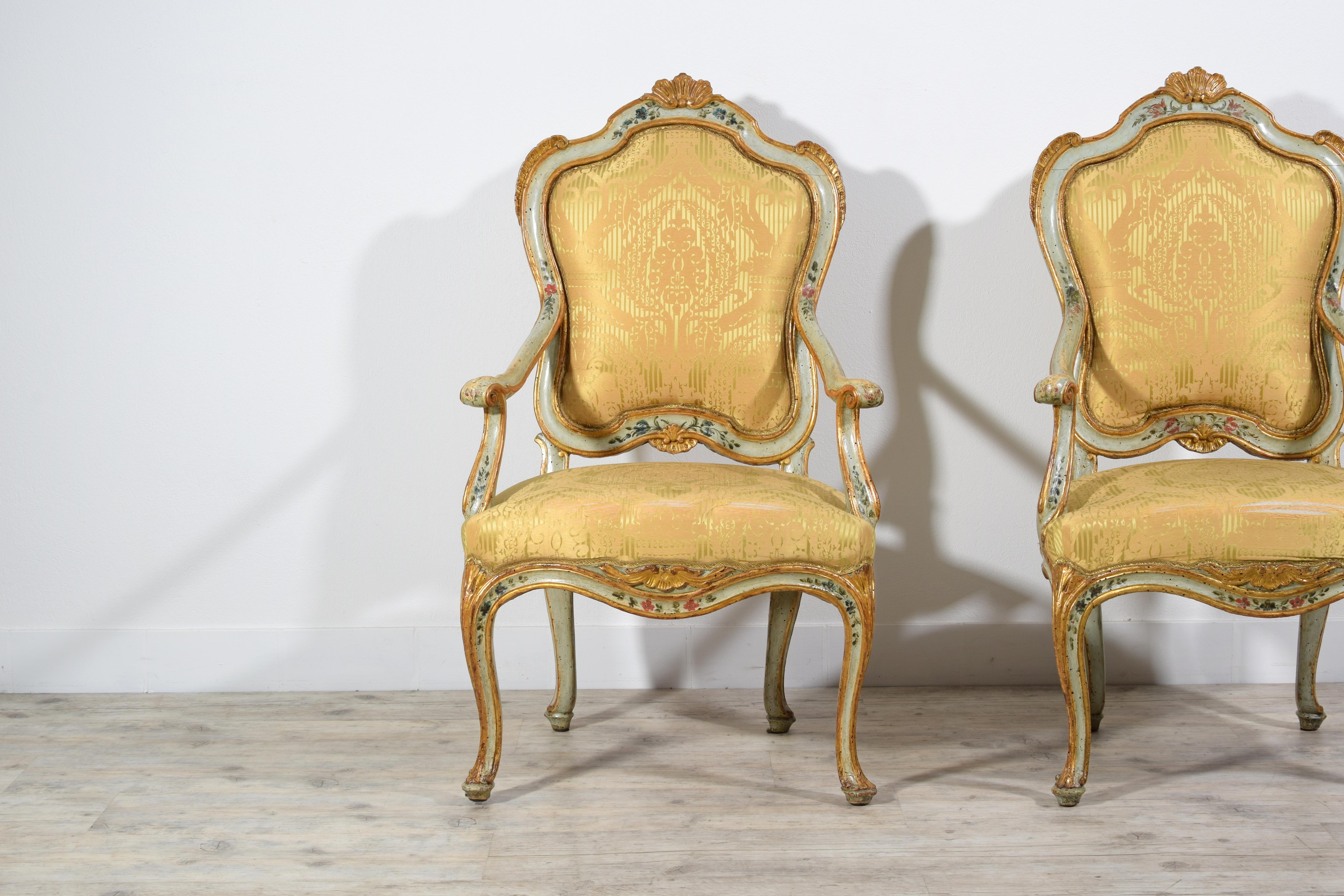 18th Century, Pair of Barocchetto Venetian Lacquered Giltwood Armchairs For Sale 11