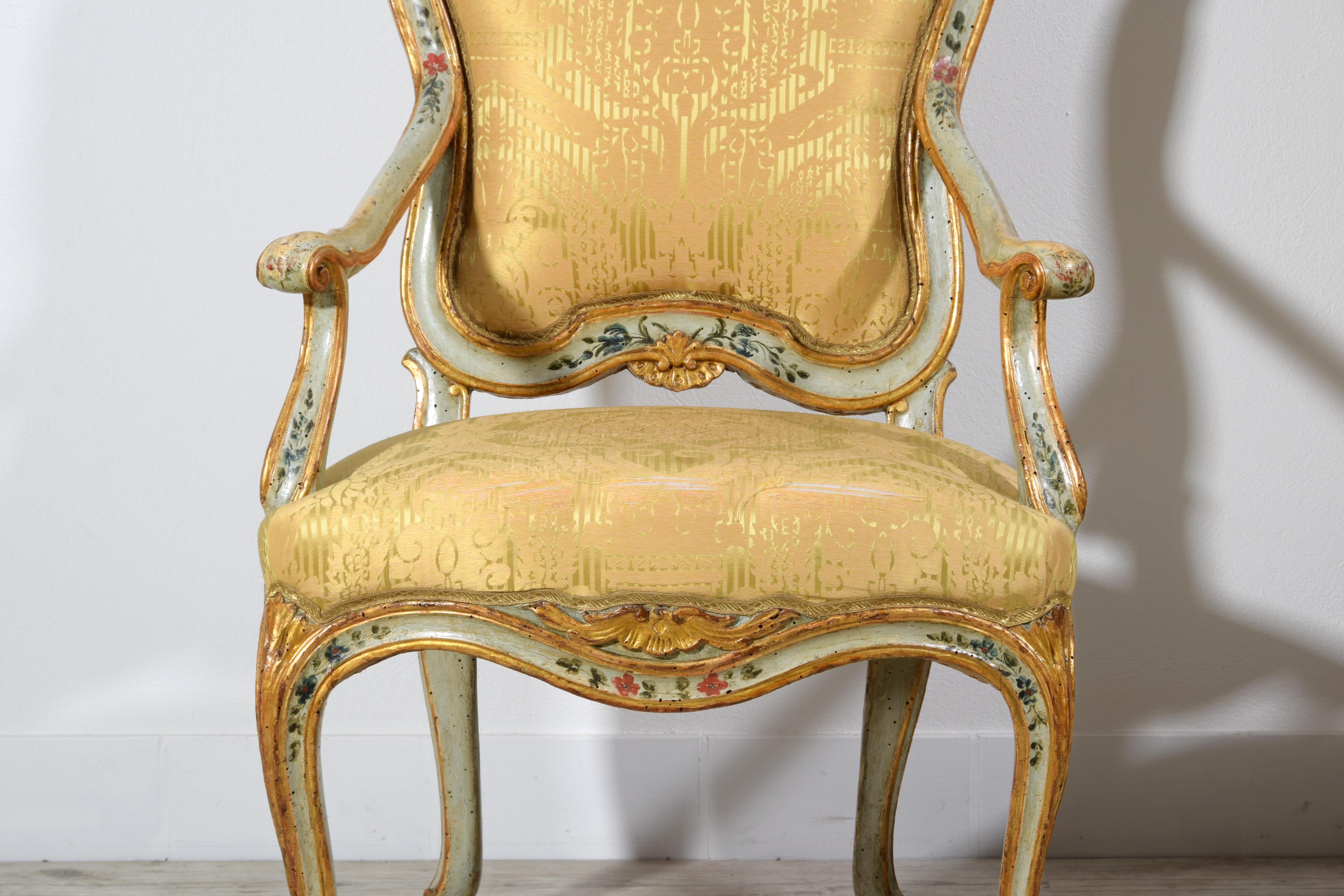 Paire de fauteuils vénitiens en bois laqué et doré Barocchetto du 18ème siècle 11