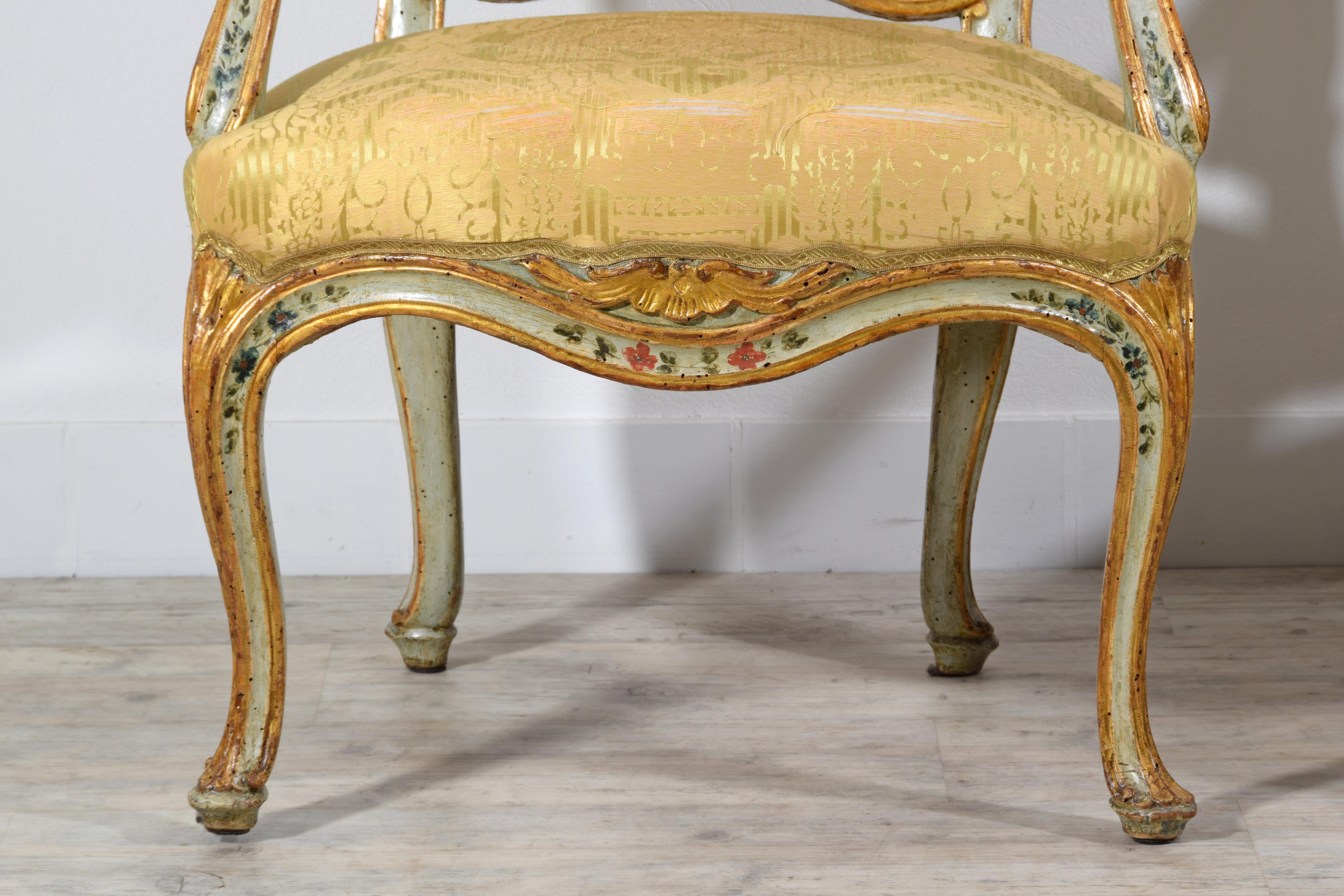 Paire de fauteuils vénitiens en bois laqué et doré Barocchetto du 18ème siècle 12