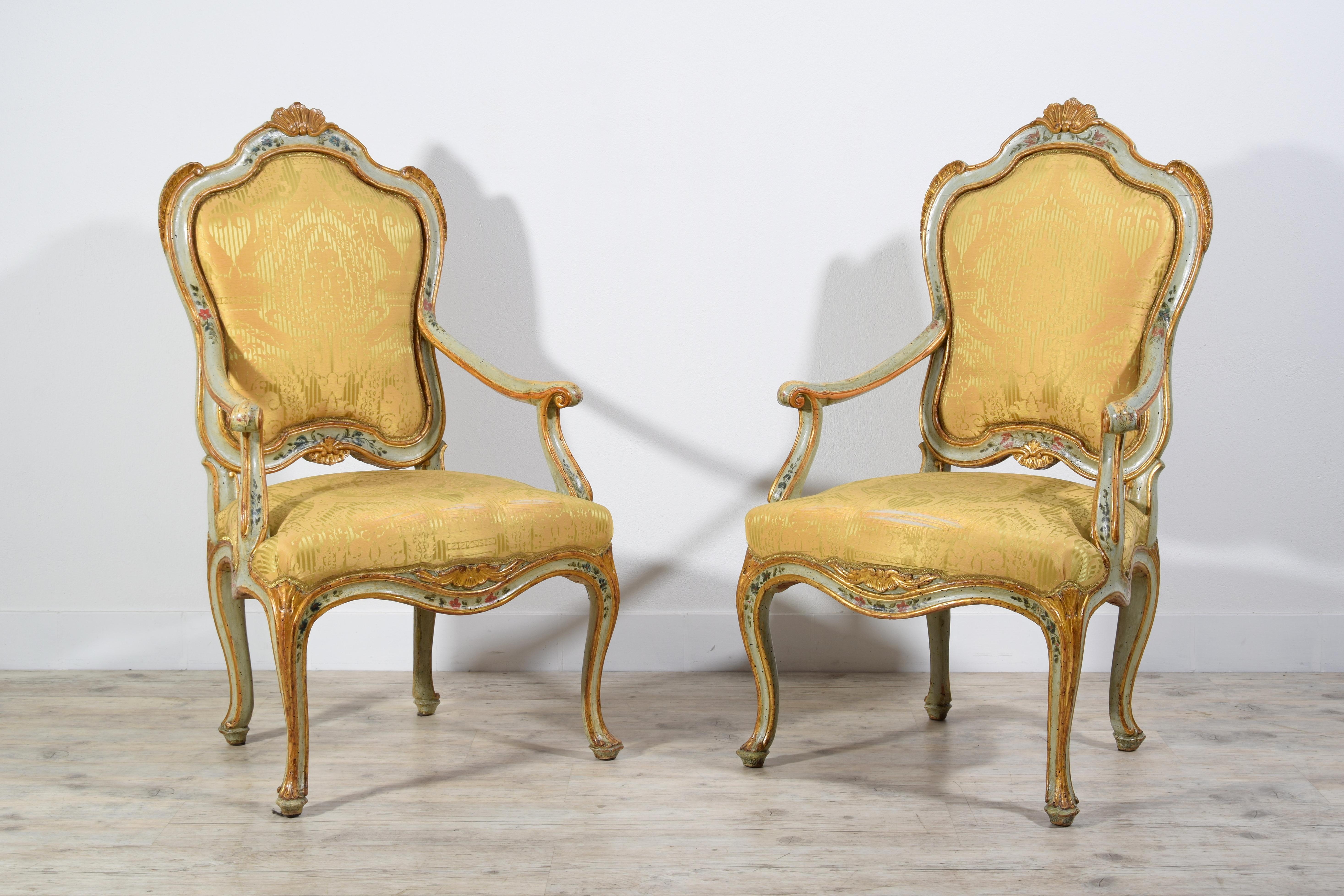 XVIIIe siècle, Paire de fauteuils Barocchetto en bois doré laqué vénitien

Cette paire de fauteuils raffinée et importante a été réalisée vers le milieu du XVIIIe siècle à Venise, en Italie, en bois sculpté, laqué et doré et reflète les dictats