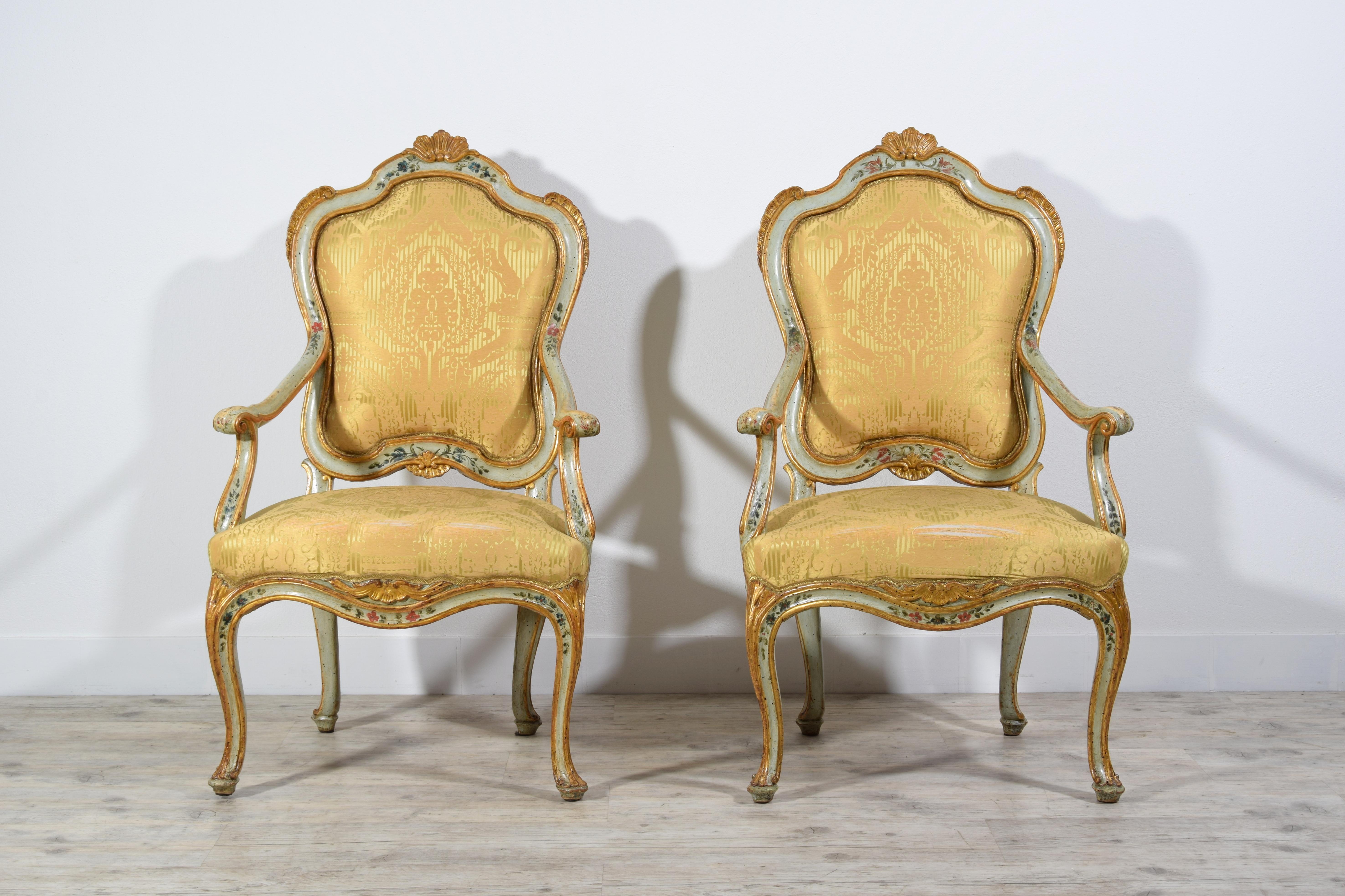 Louis XV Paire de fauteuils vénitiens en bois laqué et doré Barocchetto du 18ème siècle