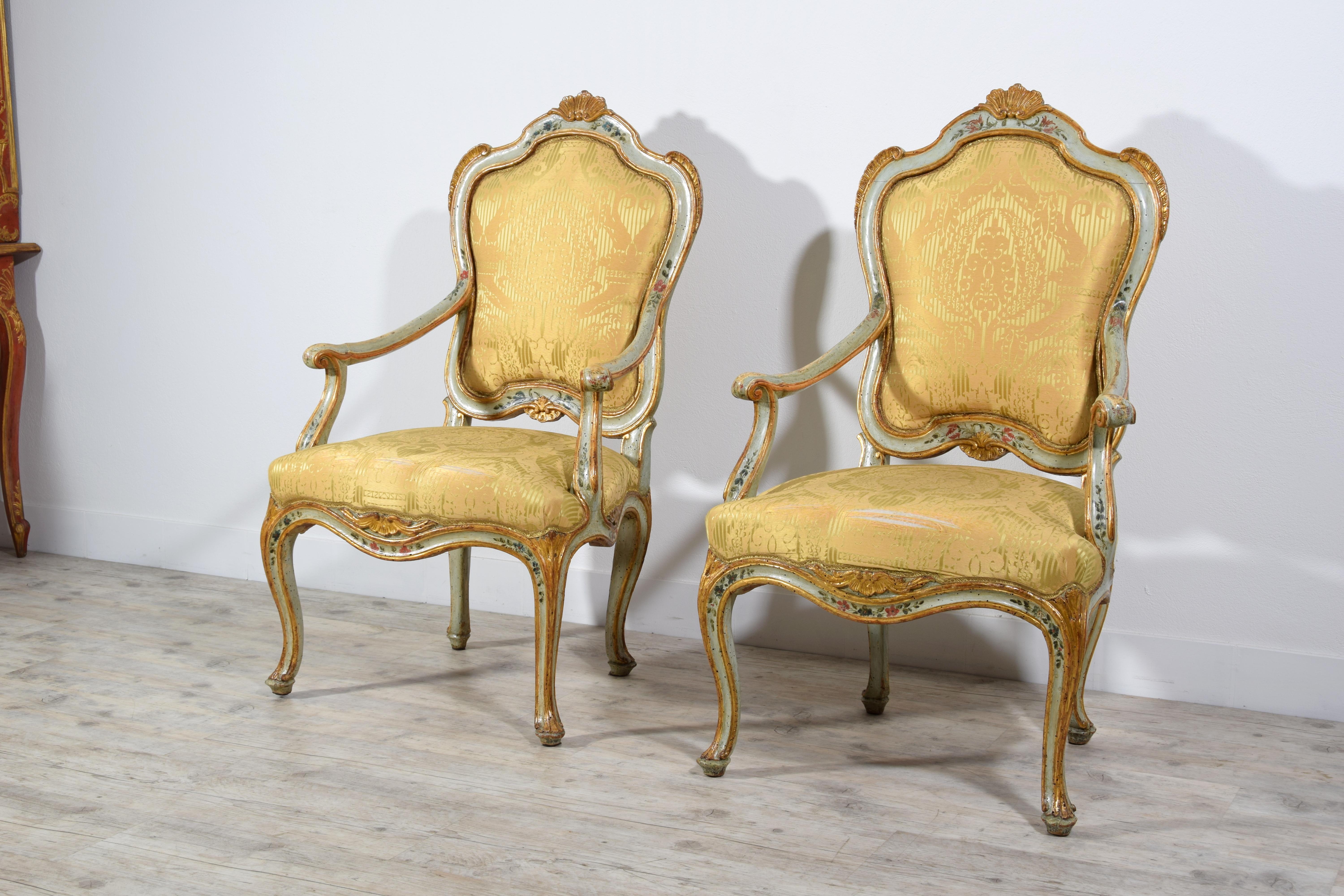 italien Paire de fauteuils vénitiens en bois laqué et doré Barocchetto du 18ème siècle