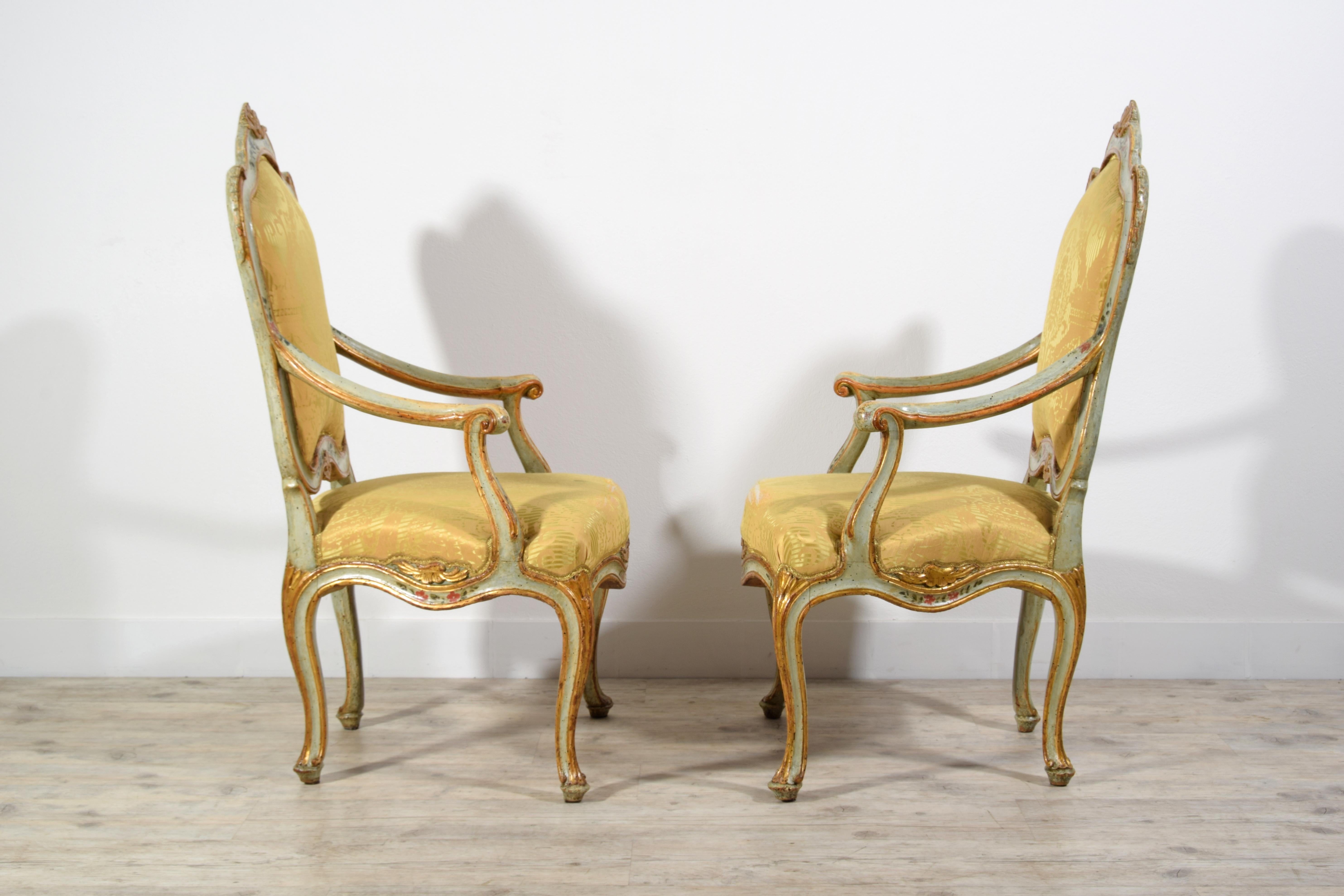 Paar venezianische Barocchetto-Sessel aus lackiertem vergoldetem Holz aus dem 18. Jahrhundert (Handgeschnitzt) im Angebot