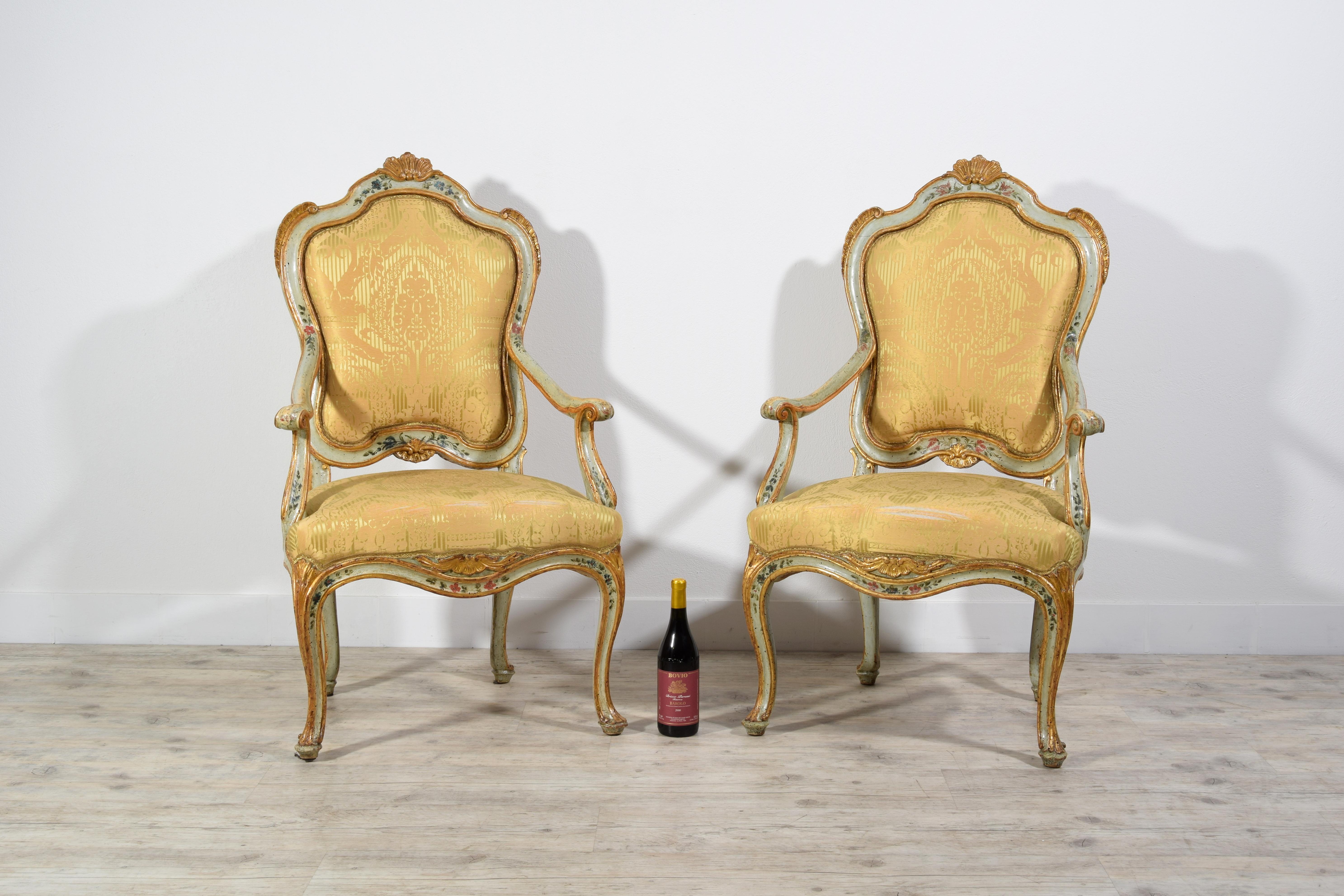XVIIIe siècle Paire de fauteuils vénitiens en bois laqué et doré Barocchetto du 18ème siècle