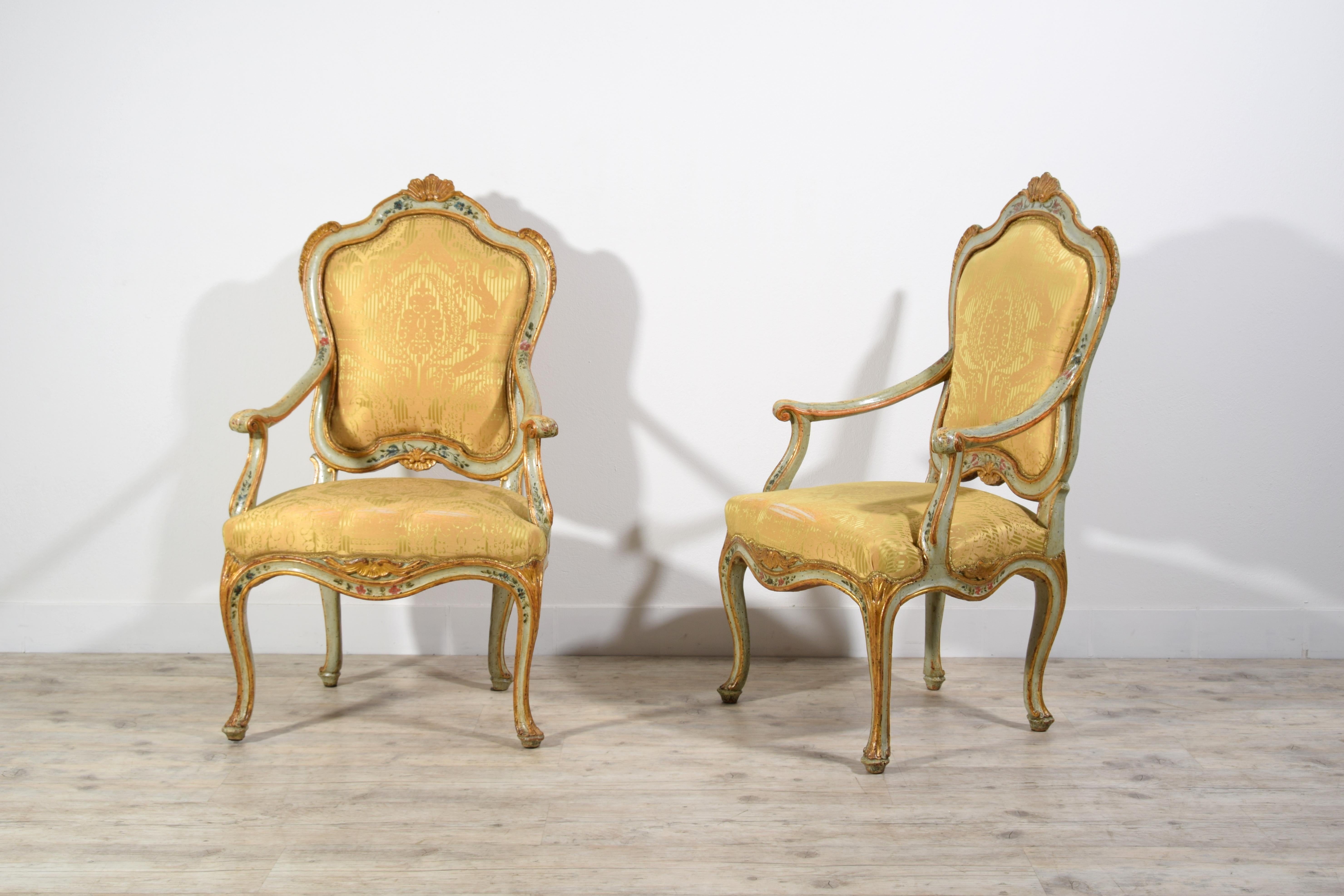 Bois Paire de fauteuils vénitiens en bois laqué et doré Barocchetto du 18ème siècle