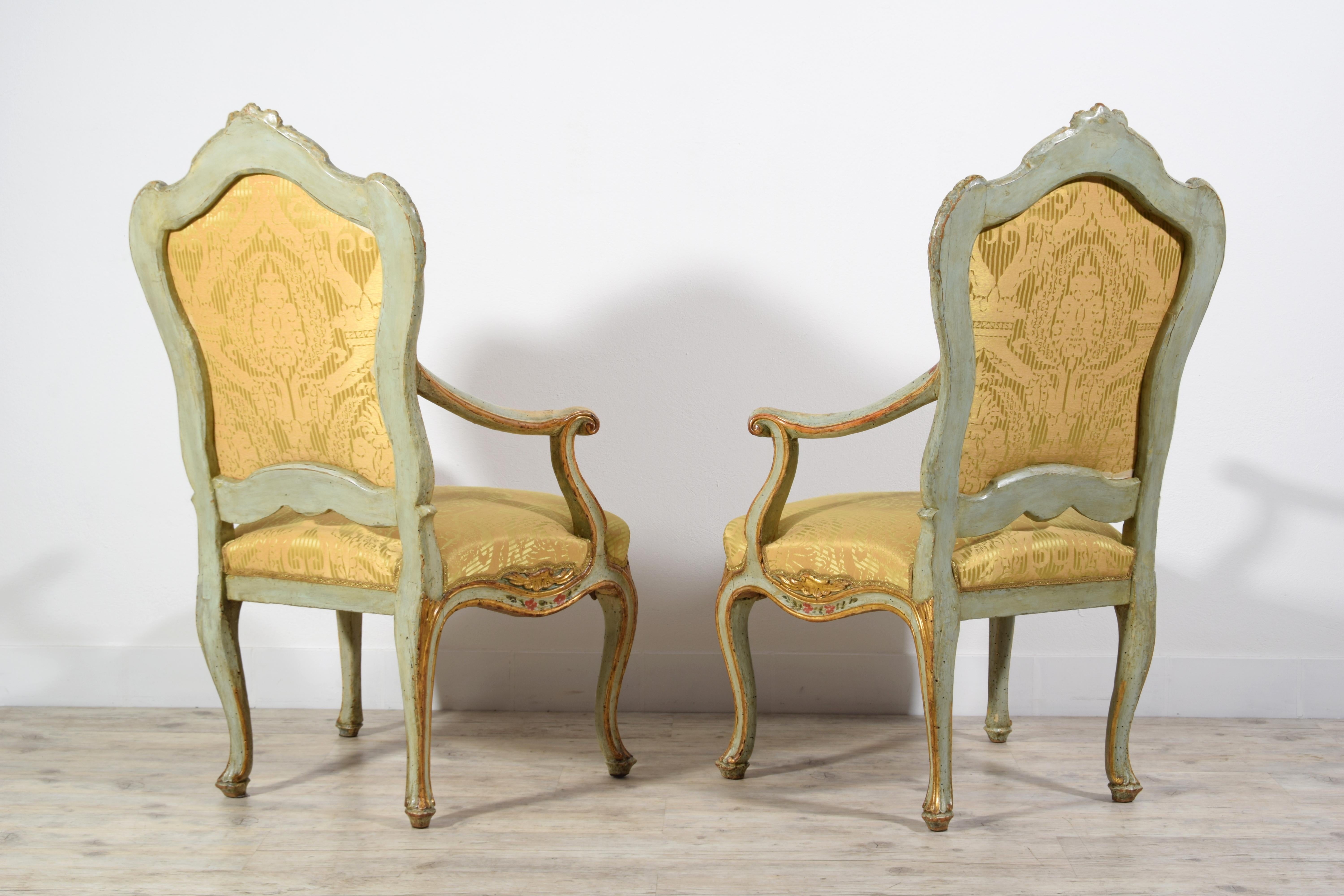 Paire de fauteuils vénitiens en bois laqué et doré Barocchetto du 18ème siècle 1