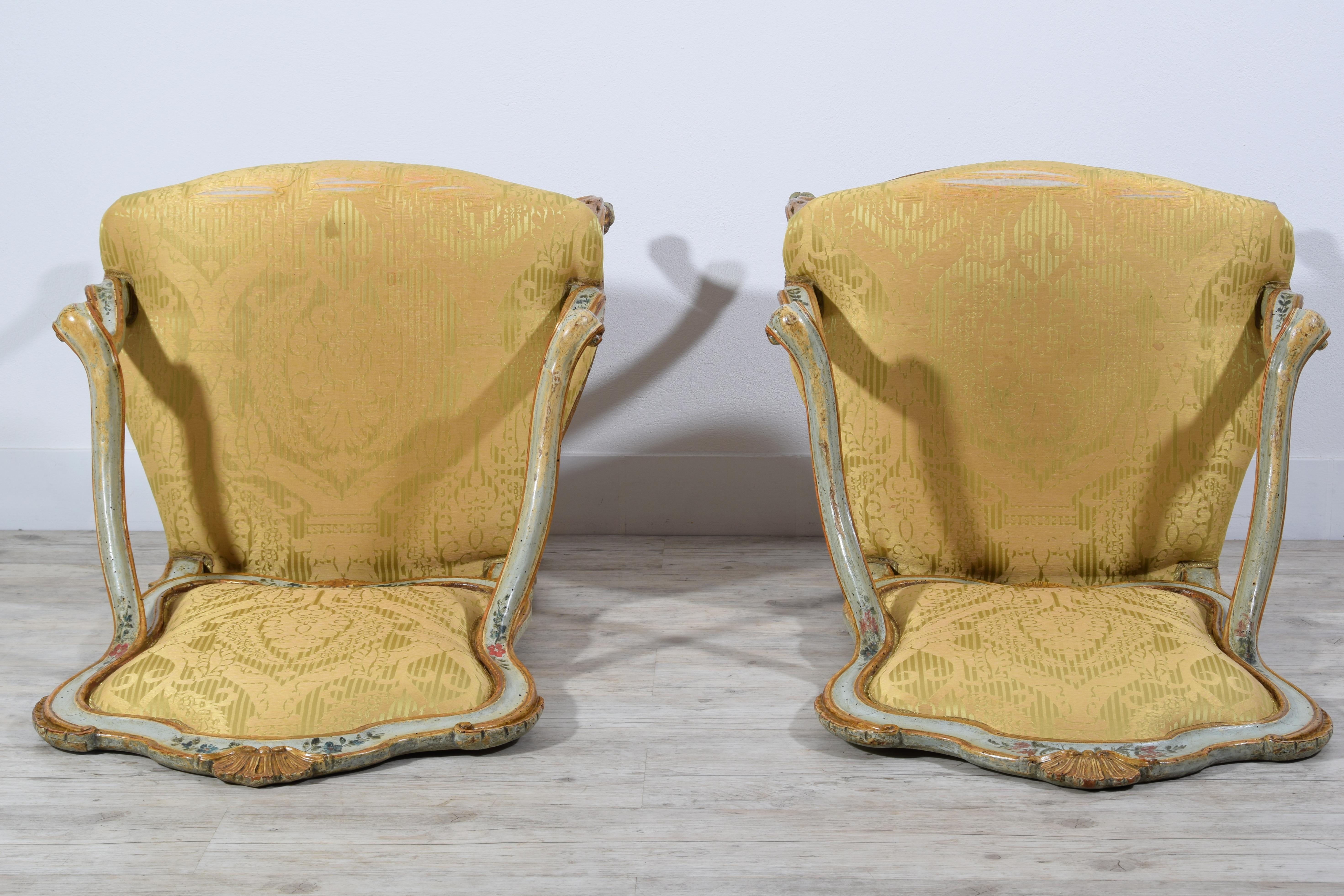 Paire de fauteuils vénitiens en bois laqué et doré Barocchetto du 18ème siècle 2