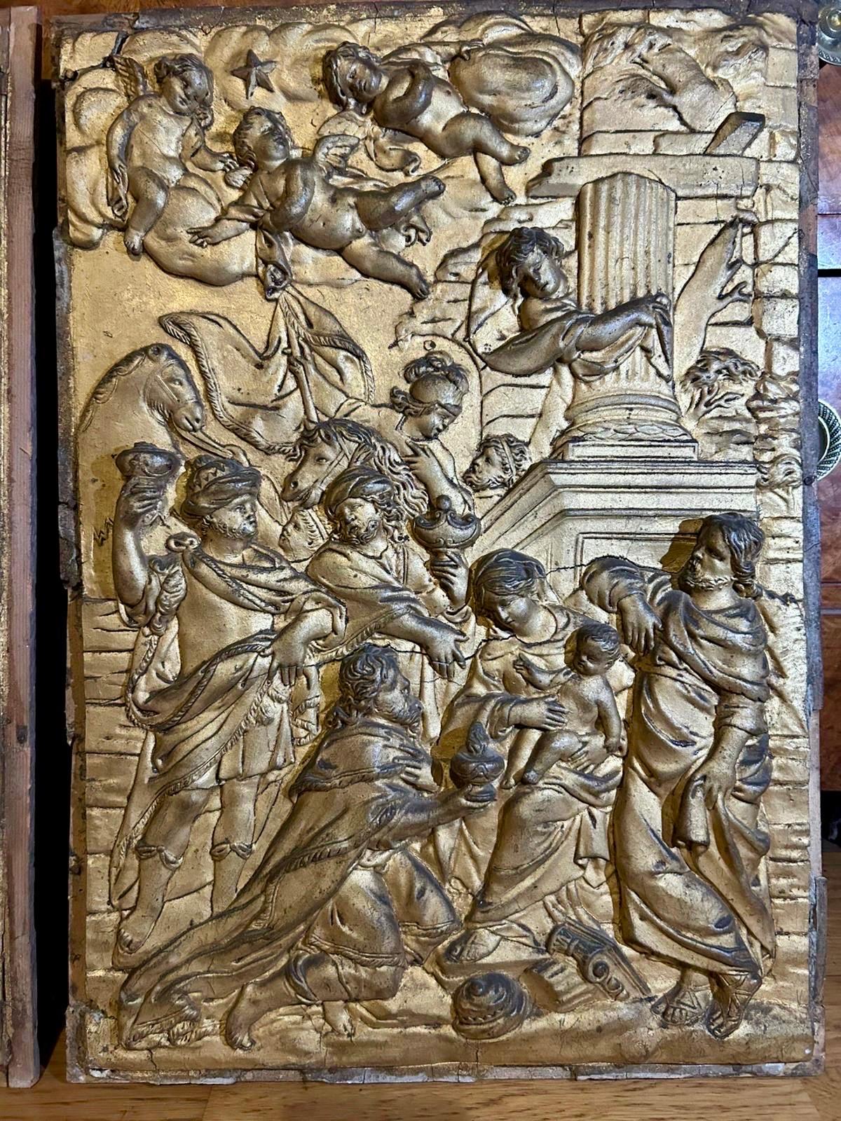 18th century Pair of Baroque panels gilded stucco molding fixed on wooden panels For Sale 3