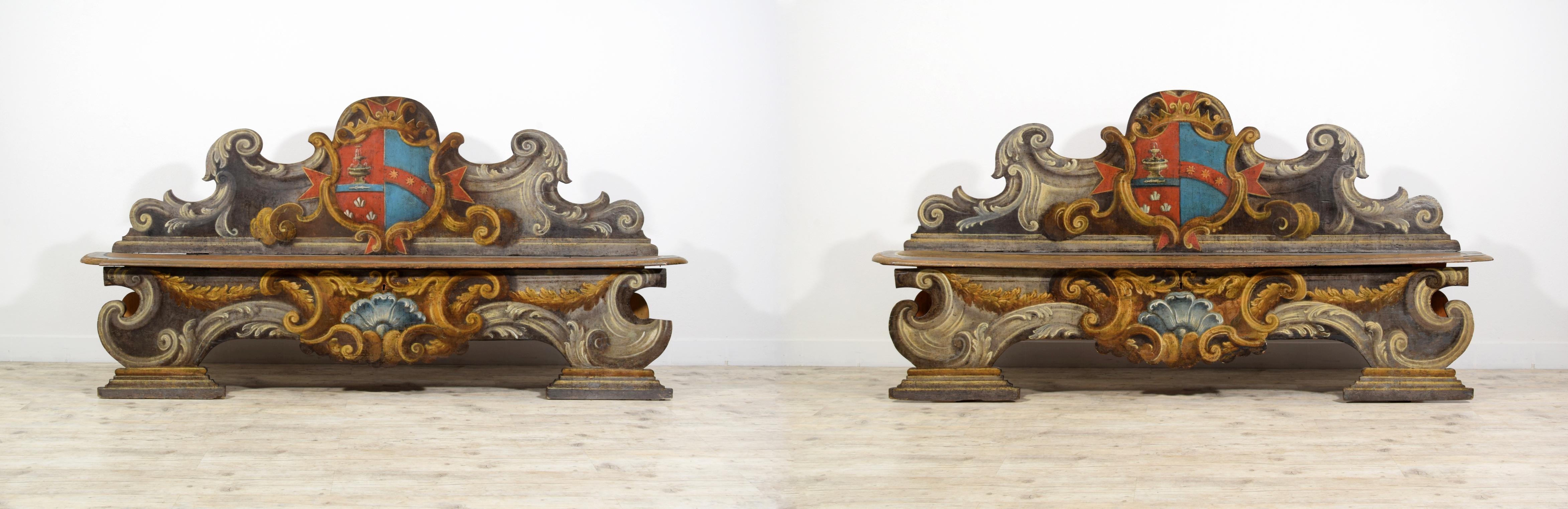 XVIIIe siècle, Paire de bancs baroques en bois laqué de Toscane
cm L 247 x P 38 x H 120. siège H 56 cm x P 32
Cette paire de bancs baroques importants a été fabriquée en Toscane, en Italie, au début du 18e siècle. La structure en bois laqué est
