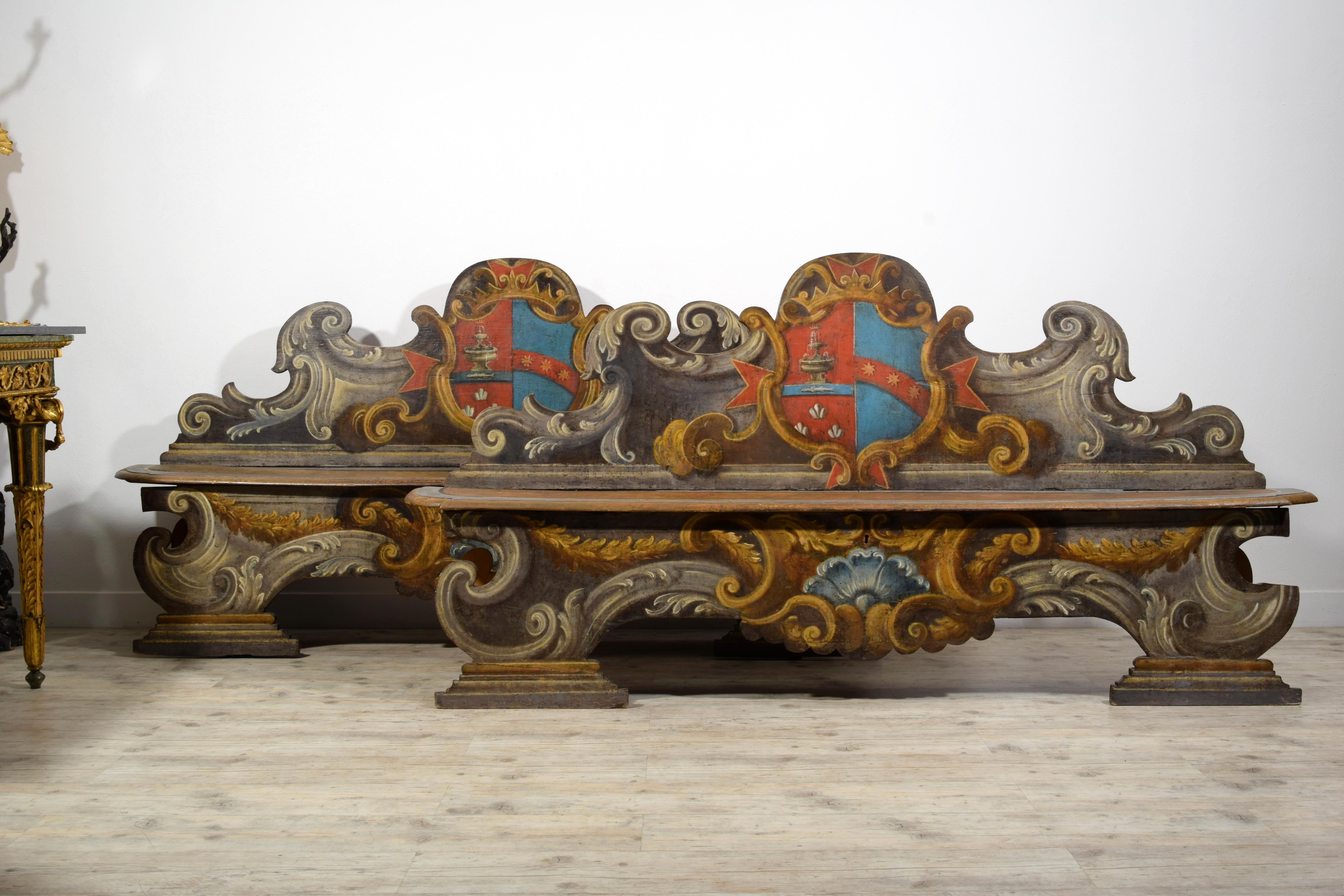 Laqué XVIIIe siècle, Paire de bancs baroques en bois laqué de Toscane en vente