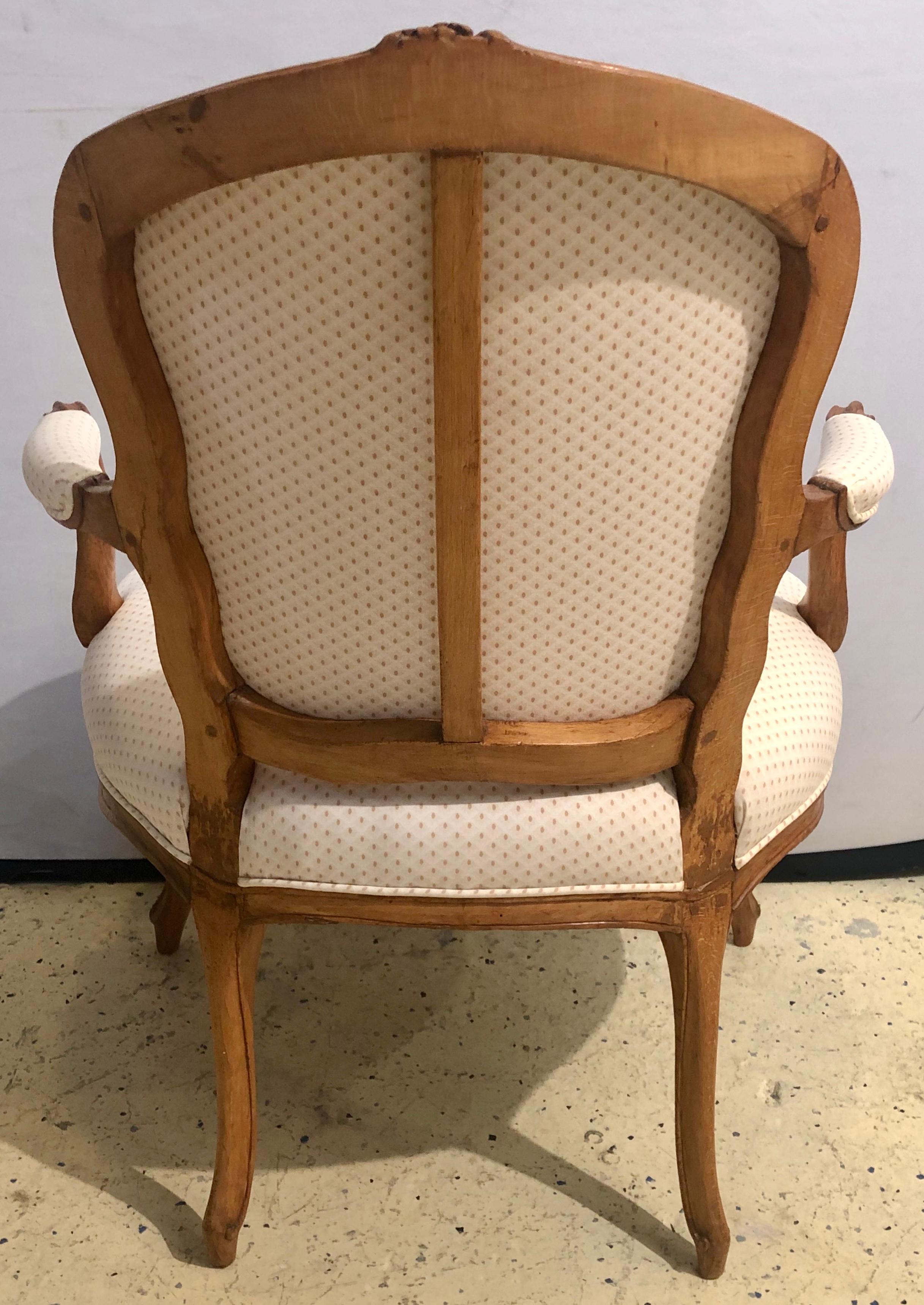 paire de Fauteuils en bois de hêtre du 18ème siècle avec Provenance en vente 3