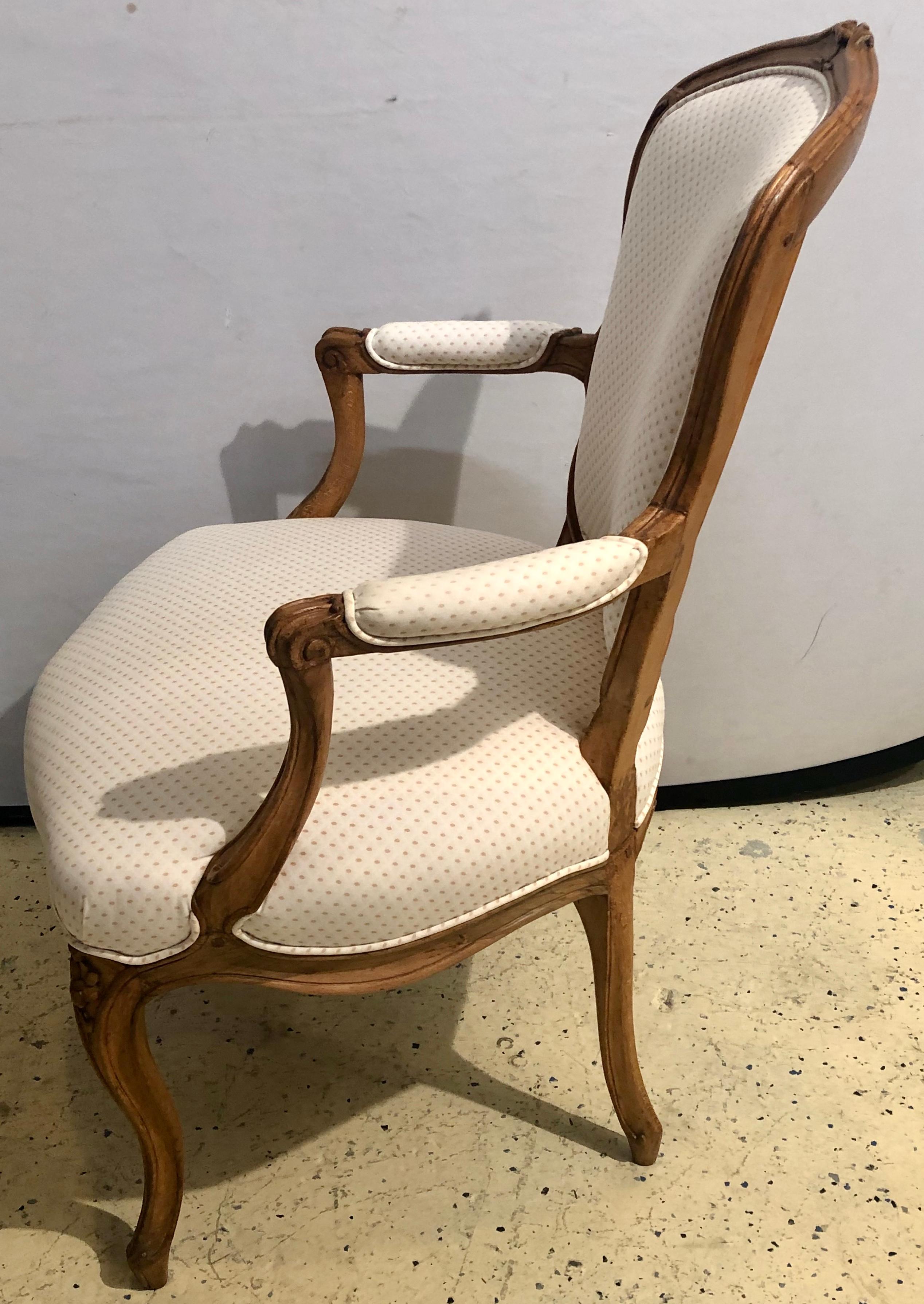 paire de Fauteuils en bois de hêtre du 18ème siècle avec Provenance en vente 4