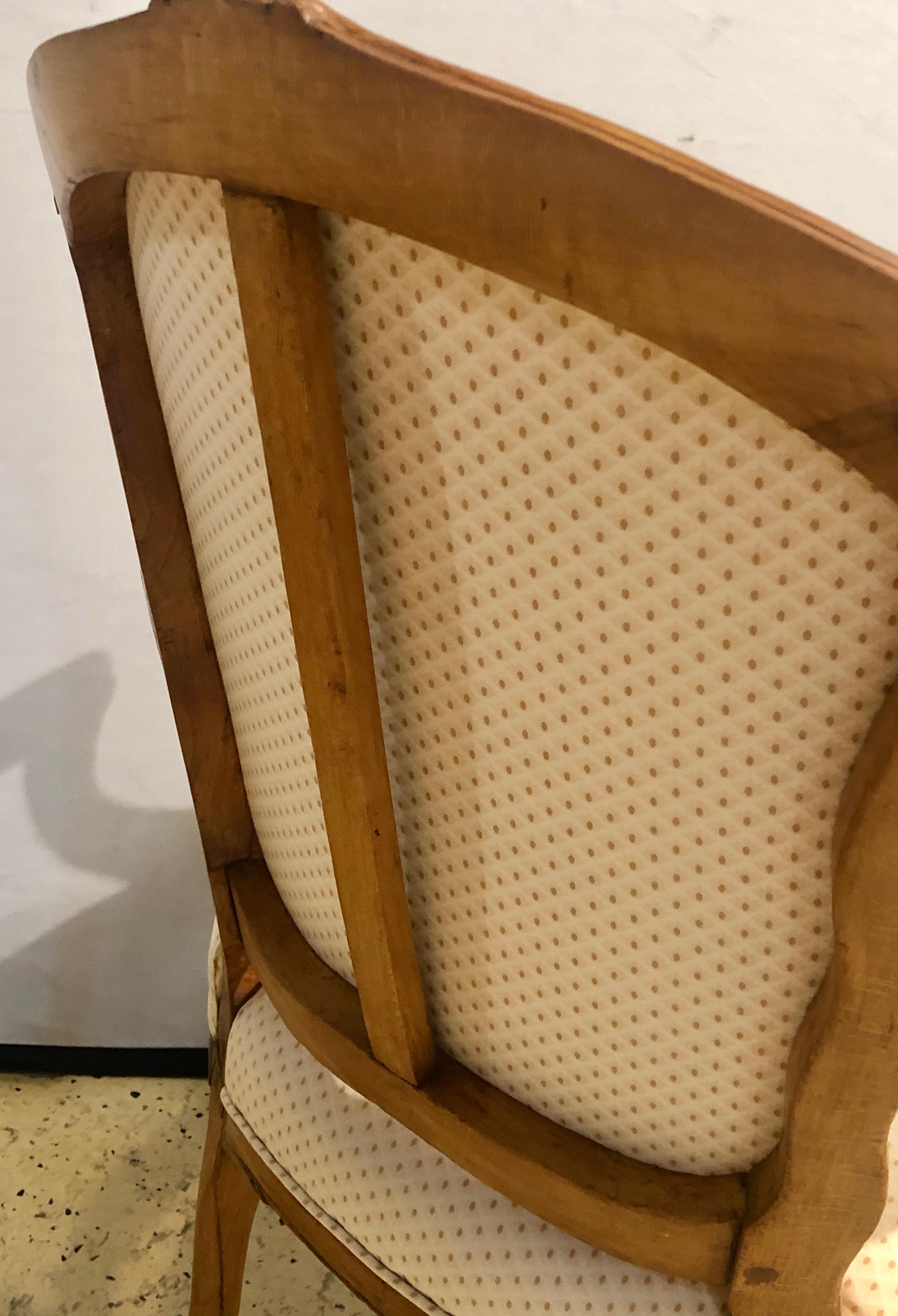 paire de Fauteuils en bois de hêtre du 18ème siècle avec Provenance en vente 6