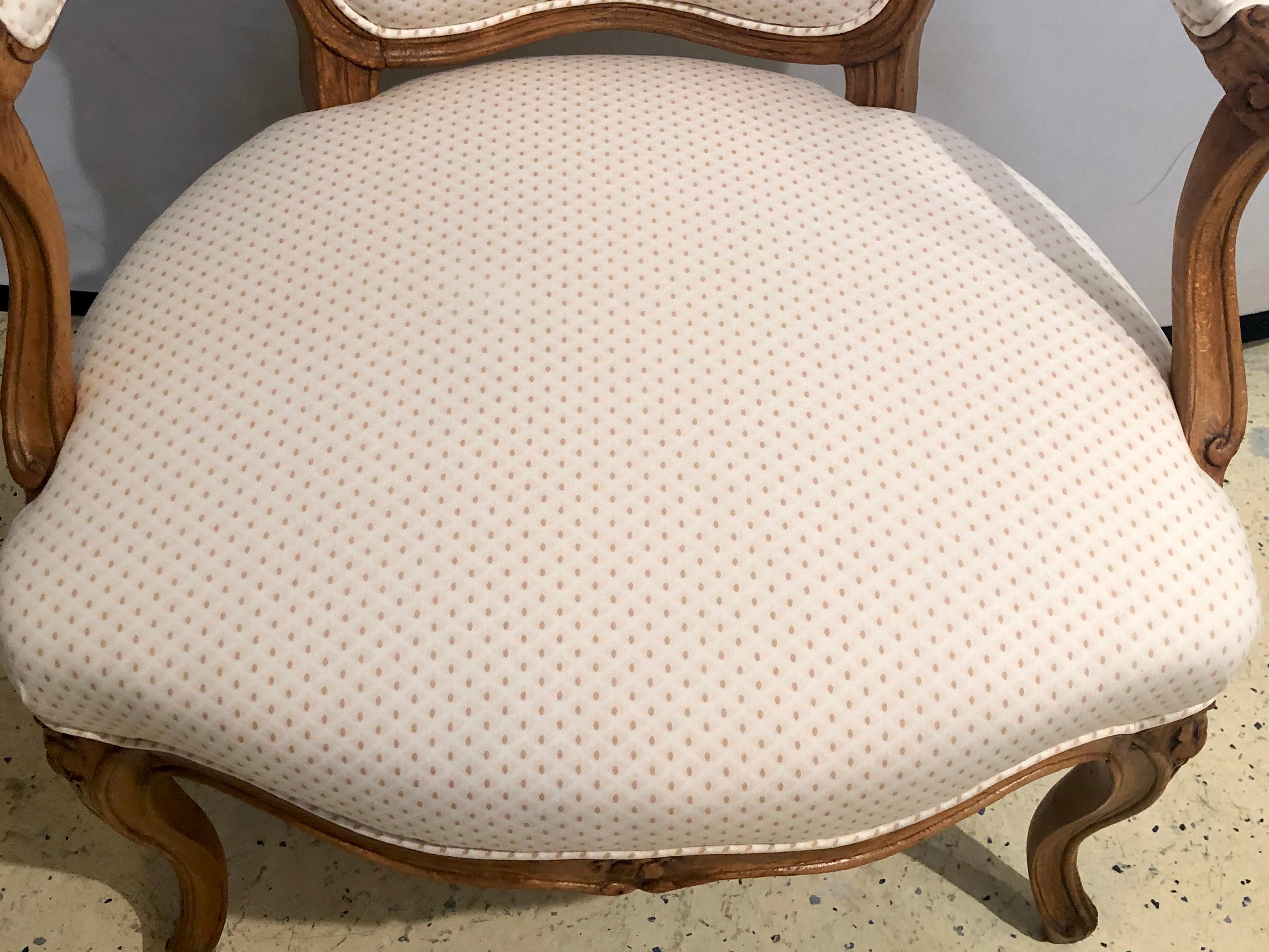 paire de Fauteuils en bois de hêtre du 18ème siècle avec Provenance en vente 7